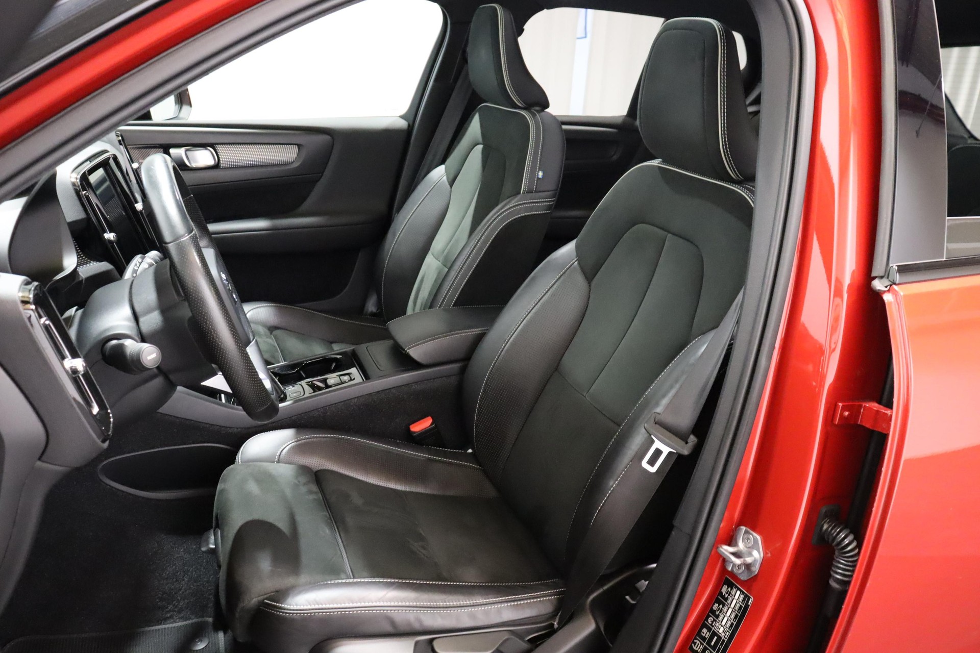 VOLVO XC40 2.0 T5 R-Design AWD-image-6