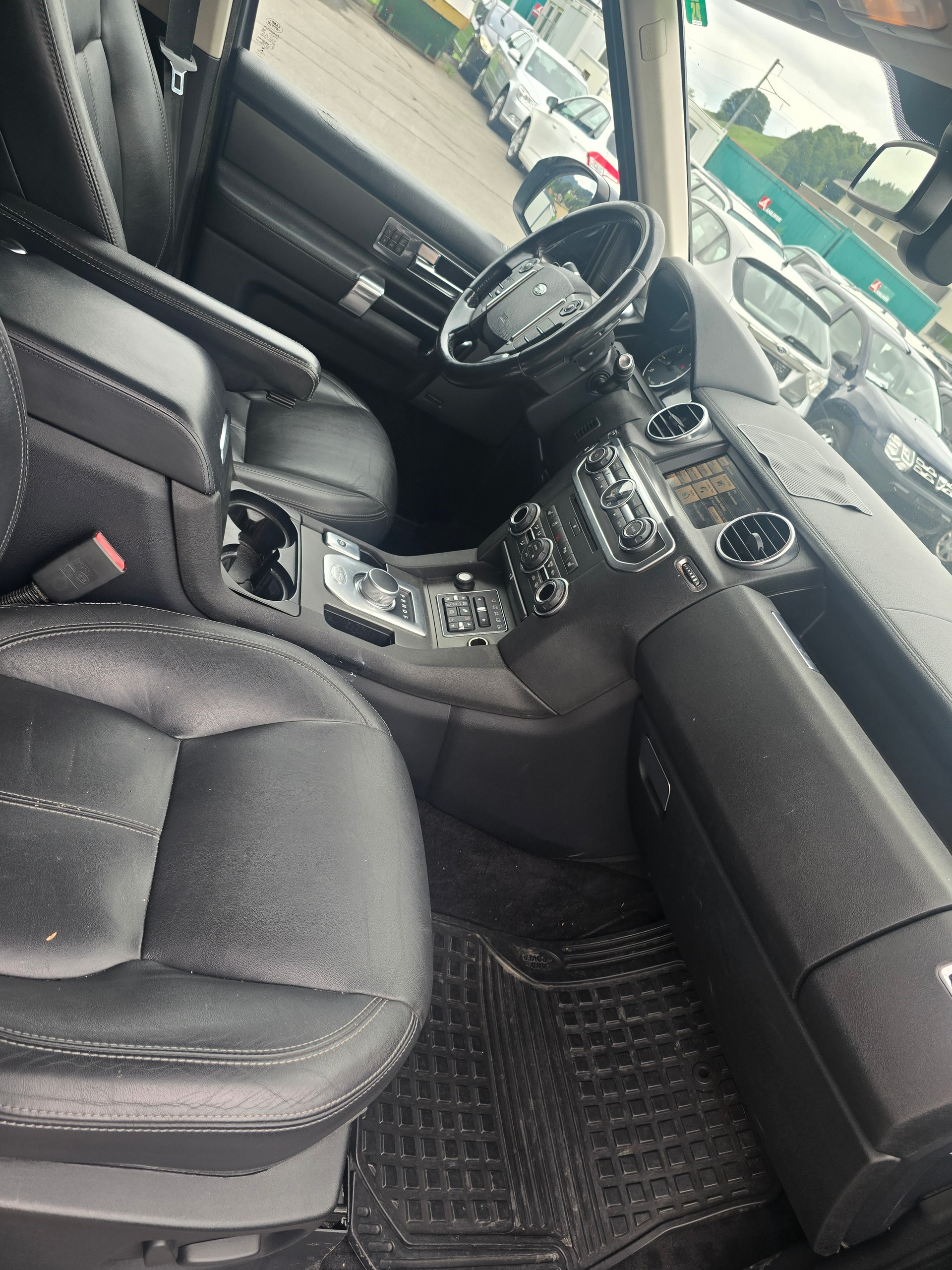 LAND ROVER Discovery 3.0 SDV6 HSE Luxury Automatic-image-8