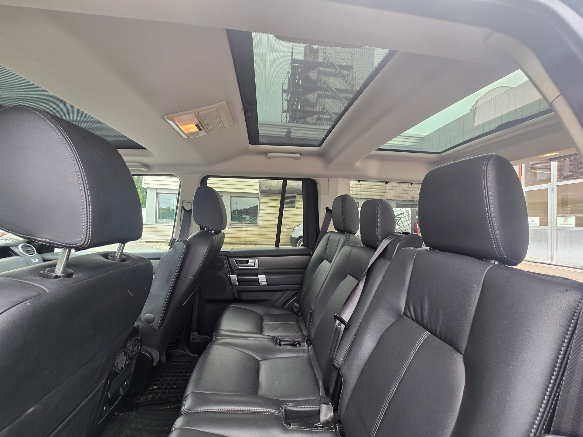 LAND ROVER Discovery 3.0 SDV6 HSE Luxury Automatic-image-9