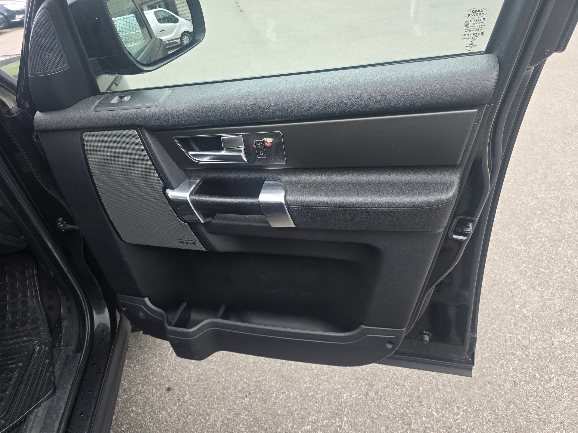 LAND ROVER Discovery 3.0 SDV6 HSE Luxury Automatic-image-12