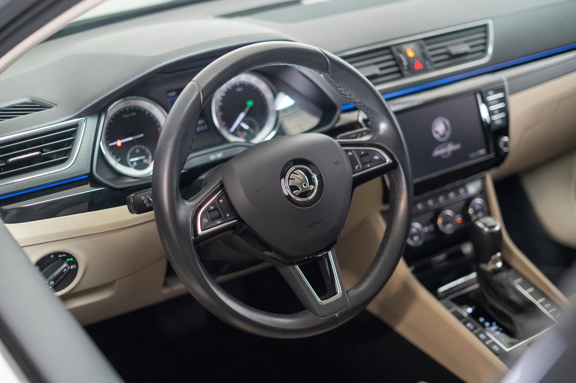 SKODA Superb Combi 2.0 TDI 190 L&K 4x4 DSG / 360°Kamera / el.Sitze-image-8
