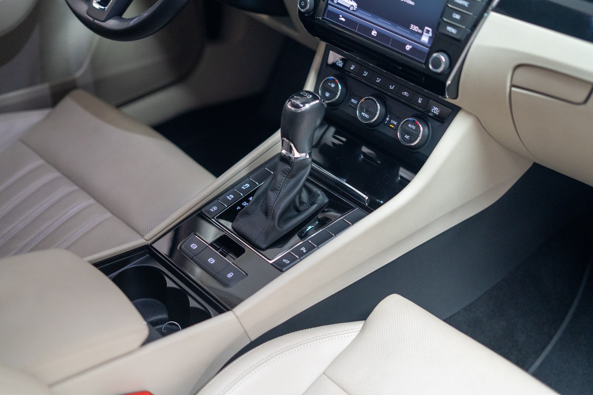 SKODA Superb Combi 2.0 TDI 190 L&K 4x4 DSG / 360°Kamera / el.Sitze-image-18