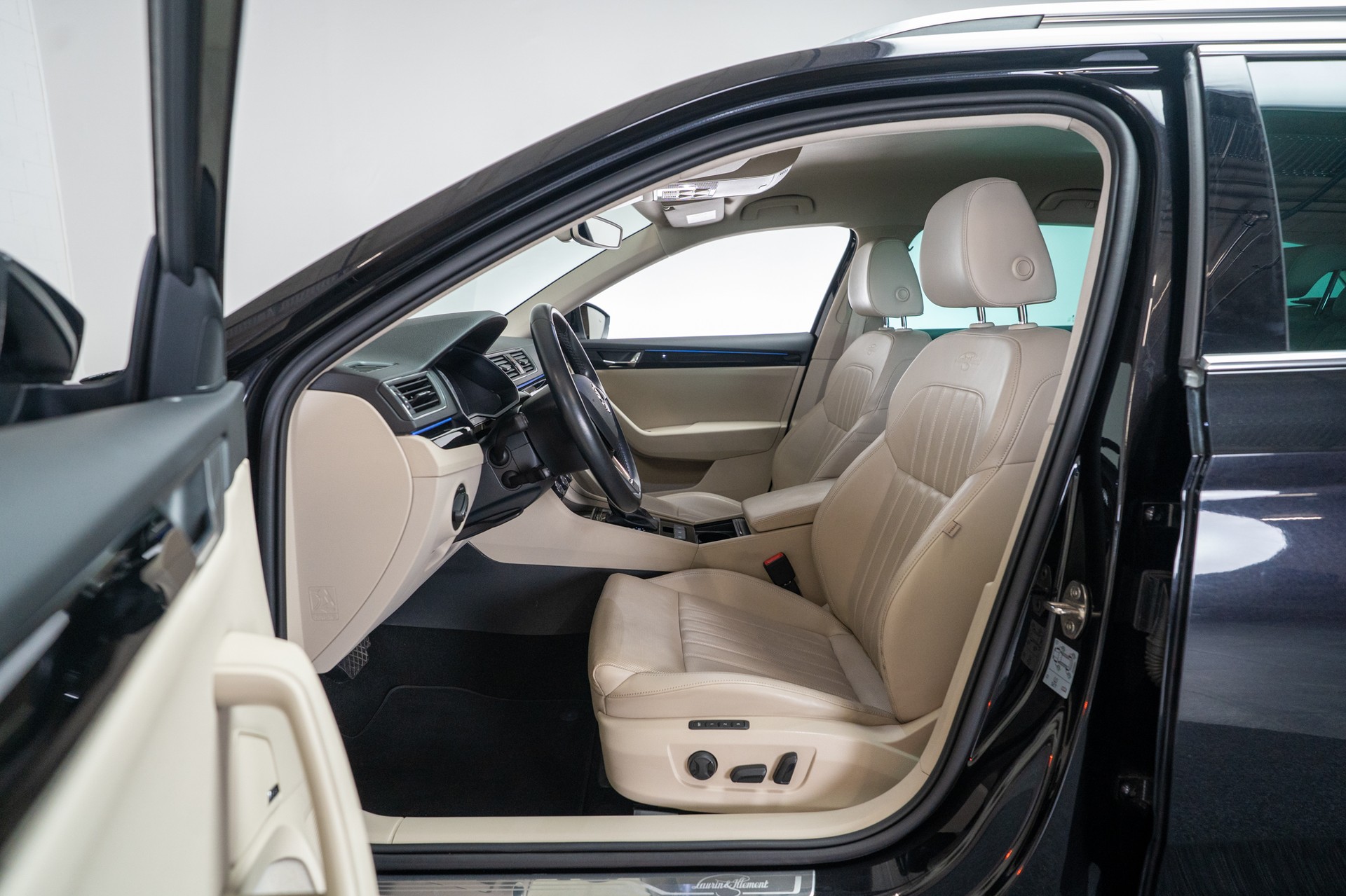 SKODA Superb Combi 2.0 TDI 190 L&K 4x4 DSG / 360°Kamera / el.Sitze-image-12