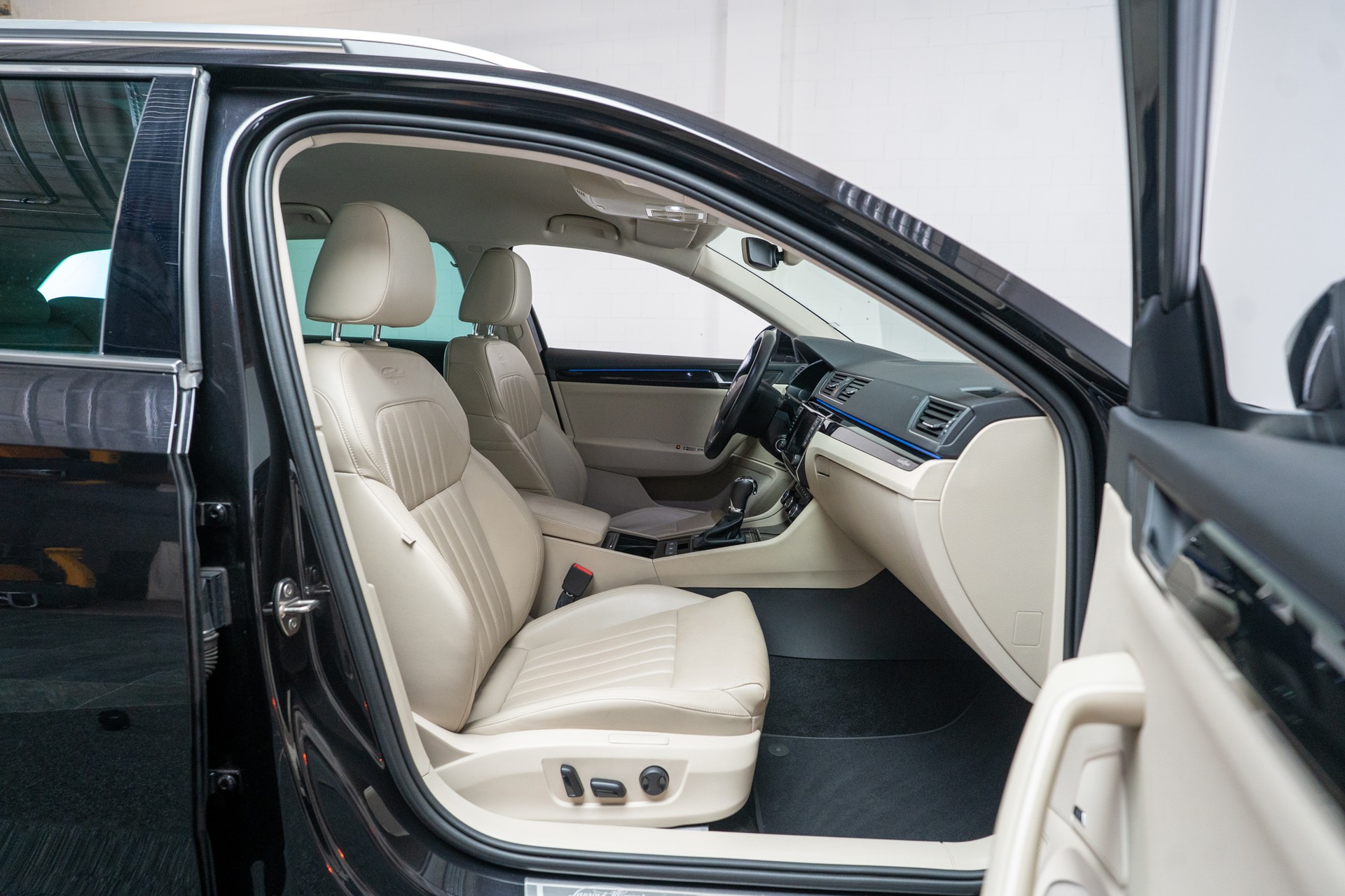 SKODA Superb Combi 2.0 TDI 190 L&K 4x4 DSG / 360°Kamera / el.Sitze-image-15