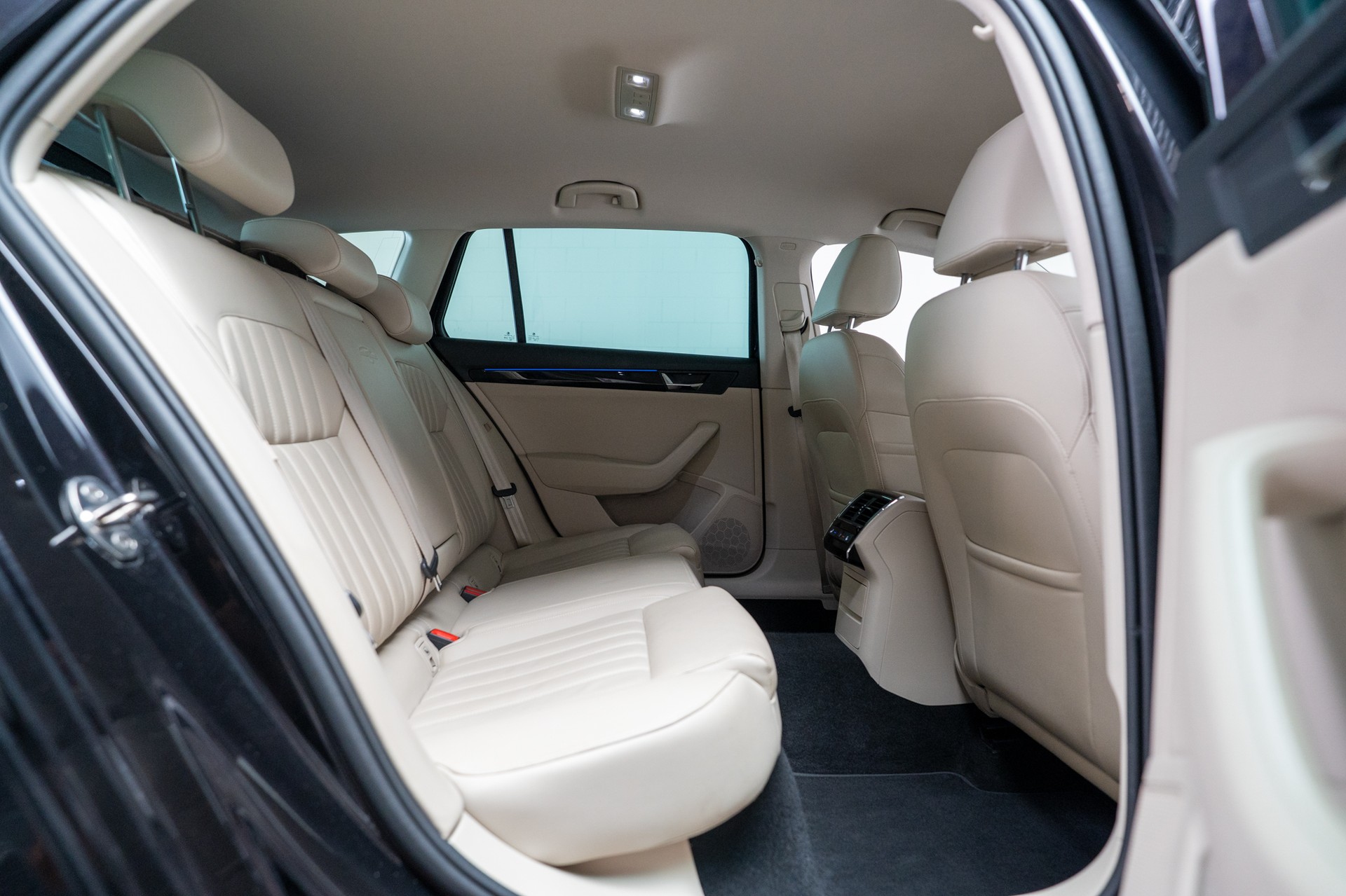 SKODA Superb Combi 2.0 TDI 190 L&K 4x4 DSG / 360°Kamera / el.Sitze-image-15