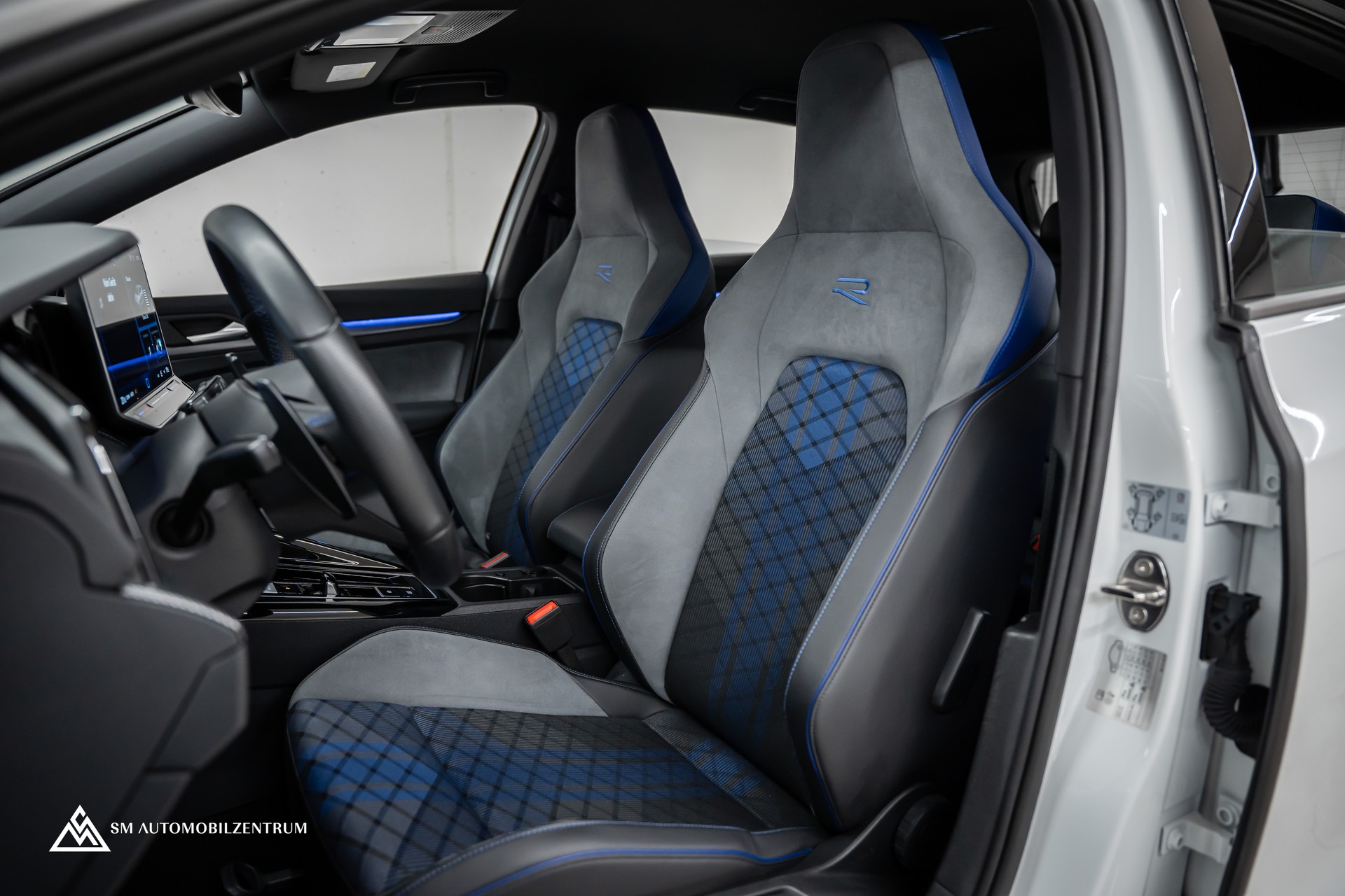 VW Golf VIII 2.0 TSI R DSG 4motion R-Performance / Facelift / Harman&Kardon / 19'' Estoril Räder / Rückfahrkamera-image-19