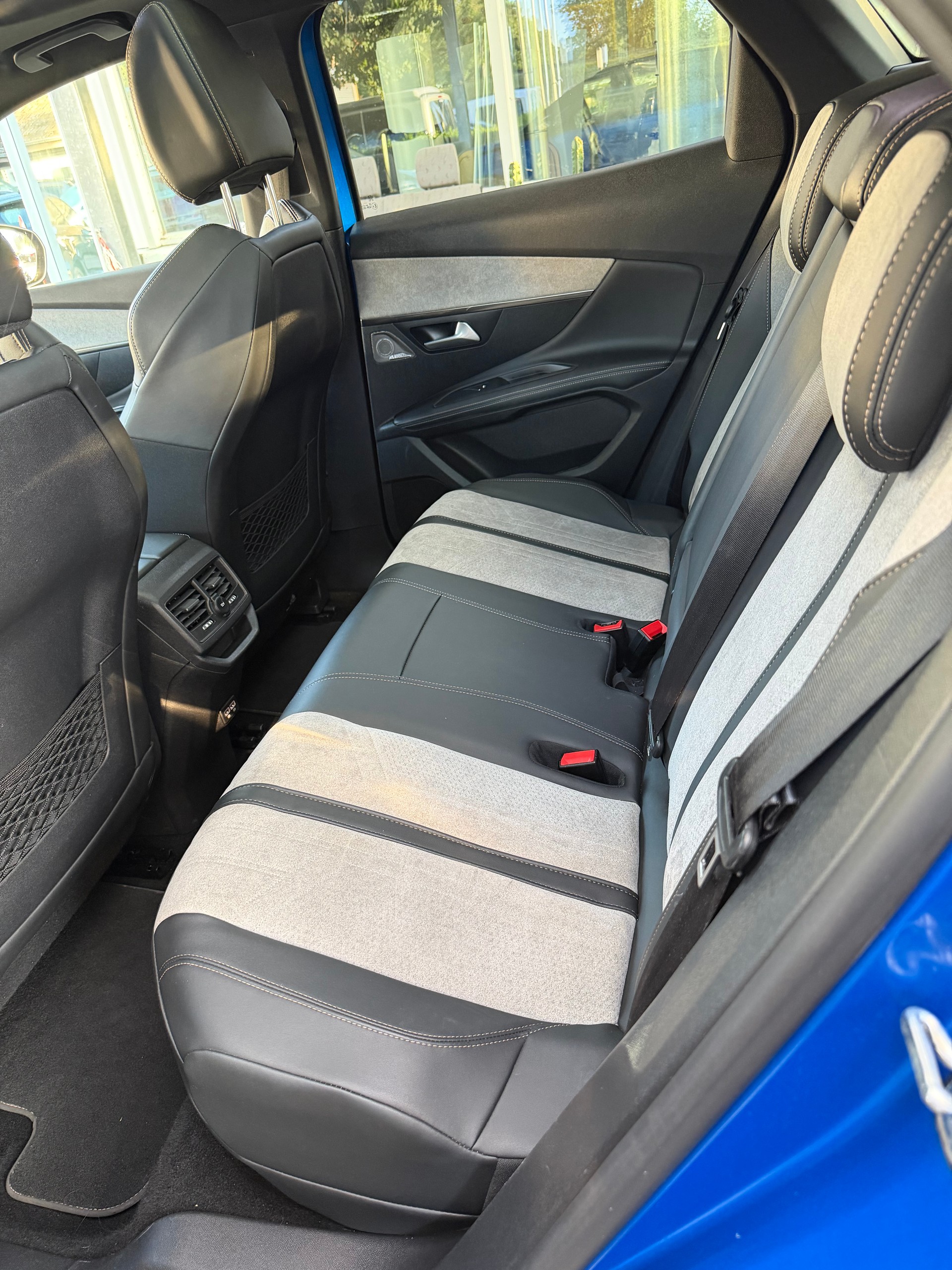 PEUGEOT 3008 300e Hybrid4 GT Pack EAT8-image-13