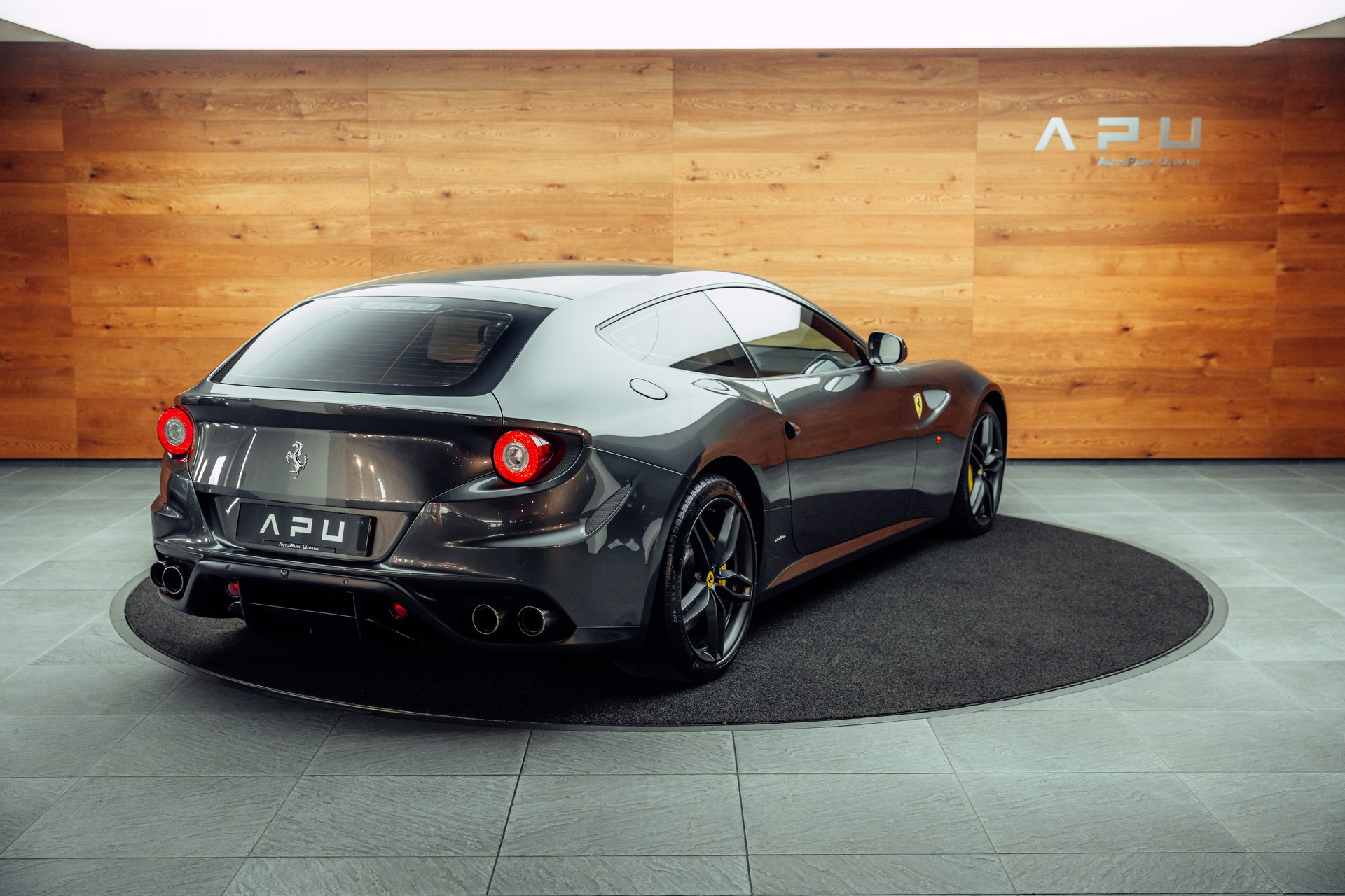 FERRARI FF-showroom-element-1