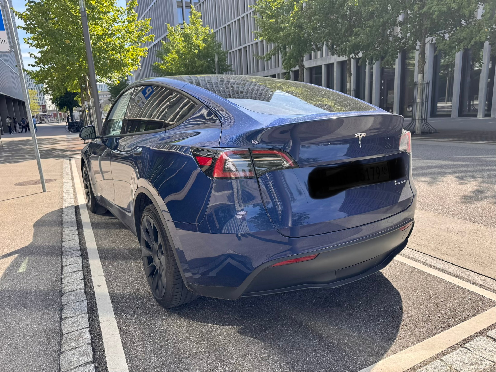 TESLA Model Y Long Range Dual Motor AWD-image-2