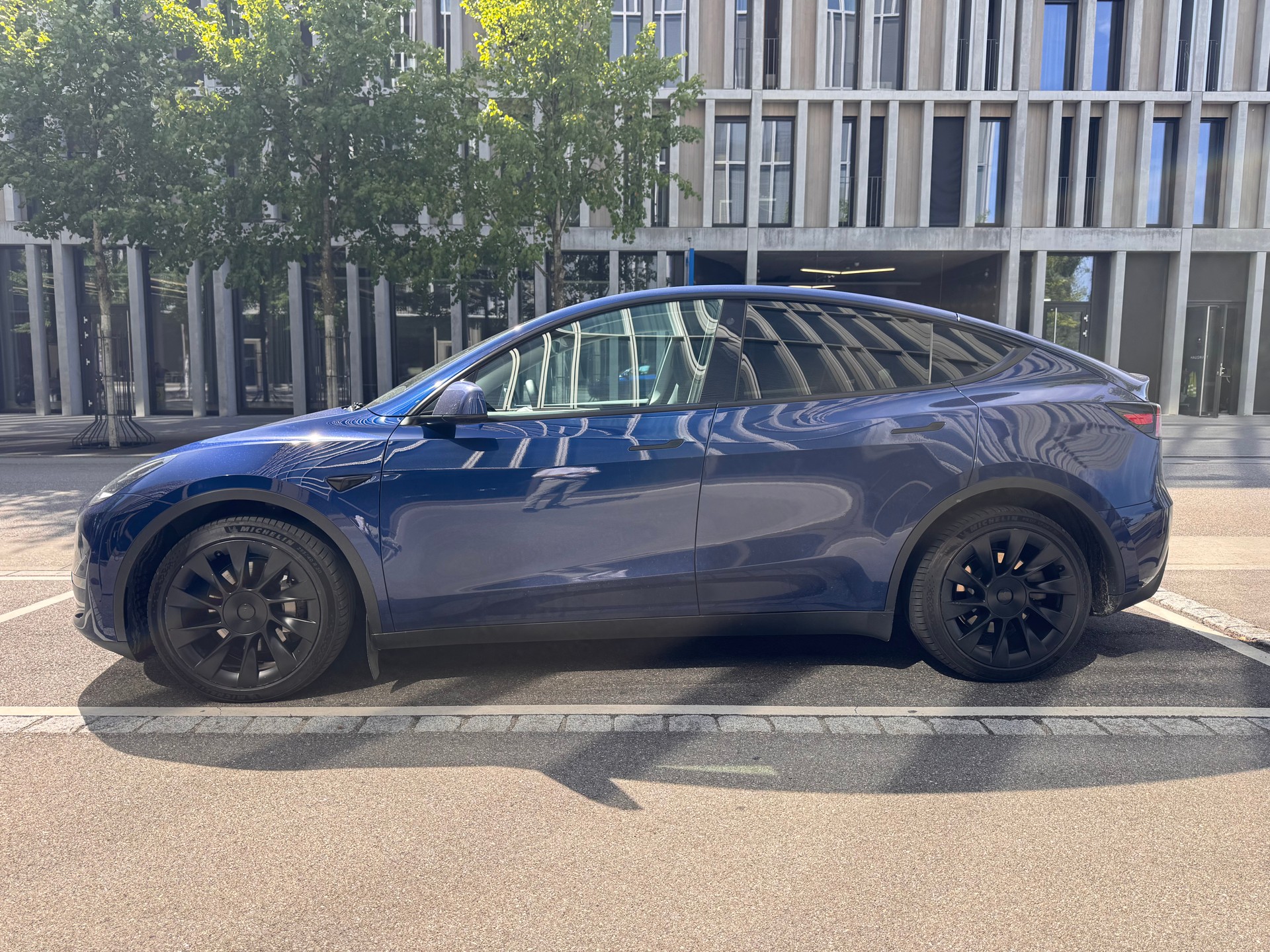 TESLA Model Y Long Range Dual Motor AWD-image-4