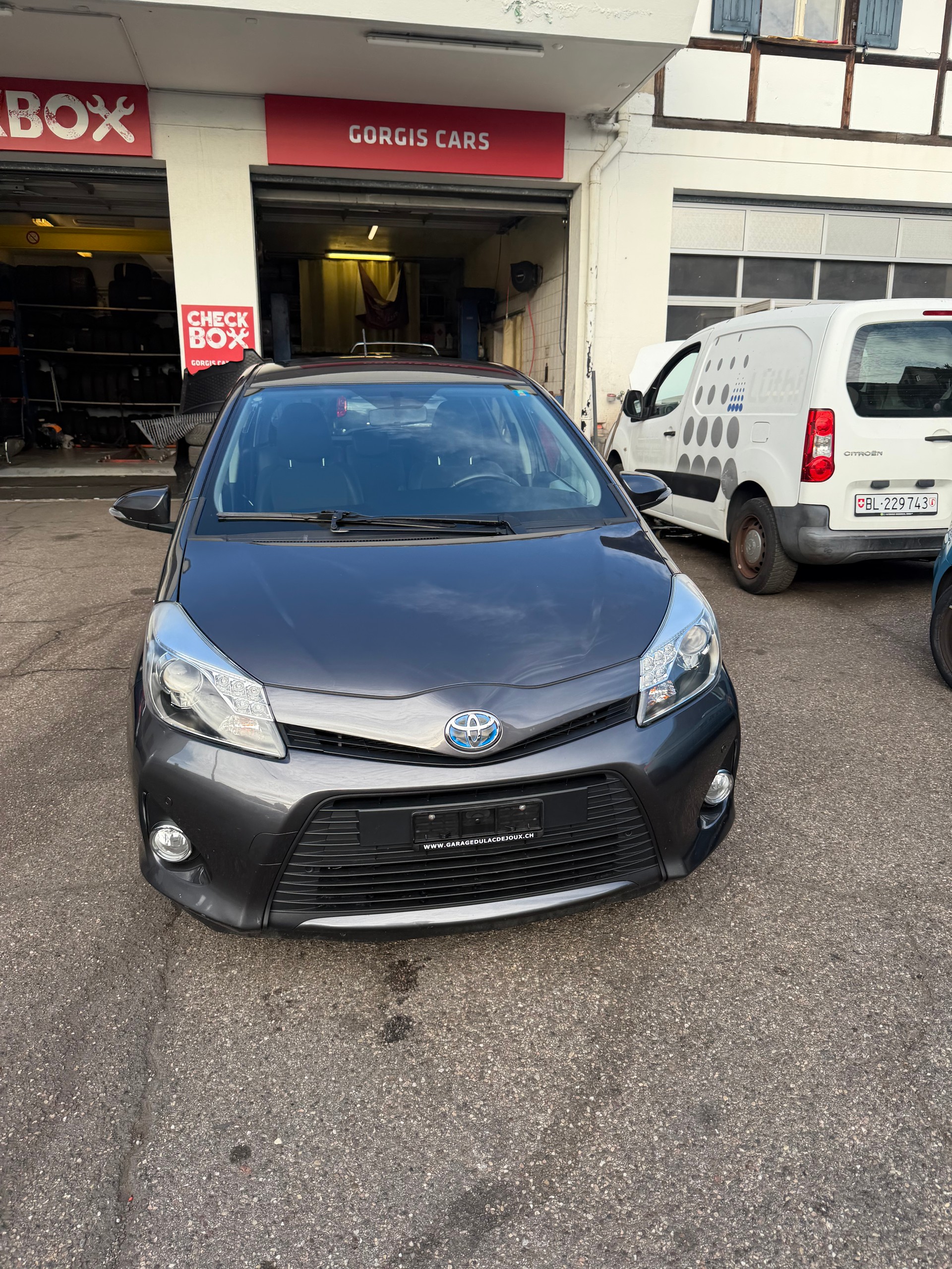 TOYOTA Yaris 1.5 VVT-i Hybrid Sol Premium CVT-image-2