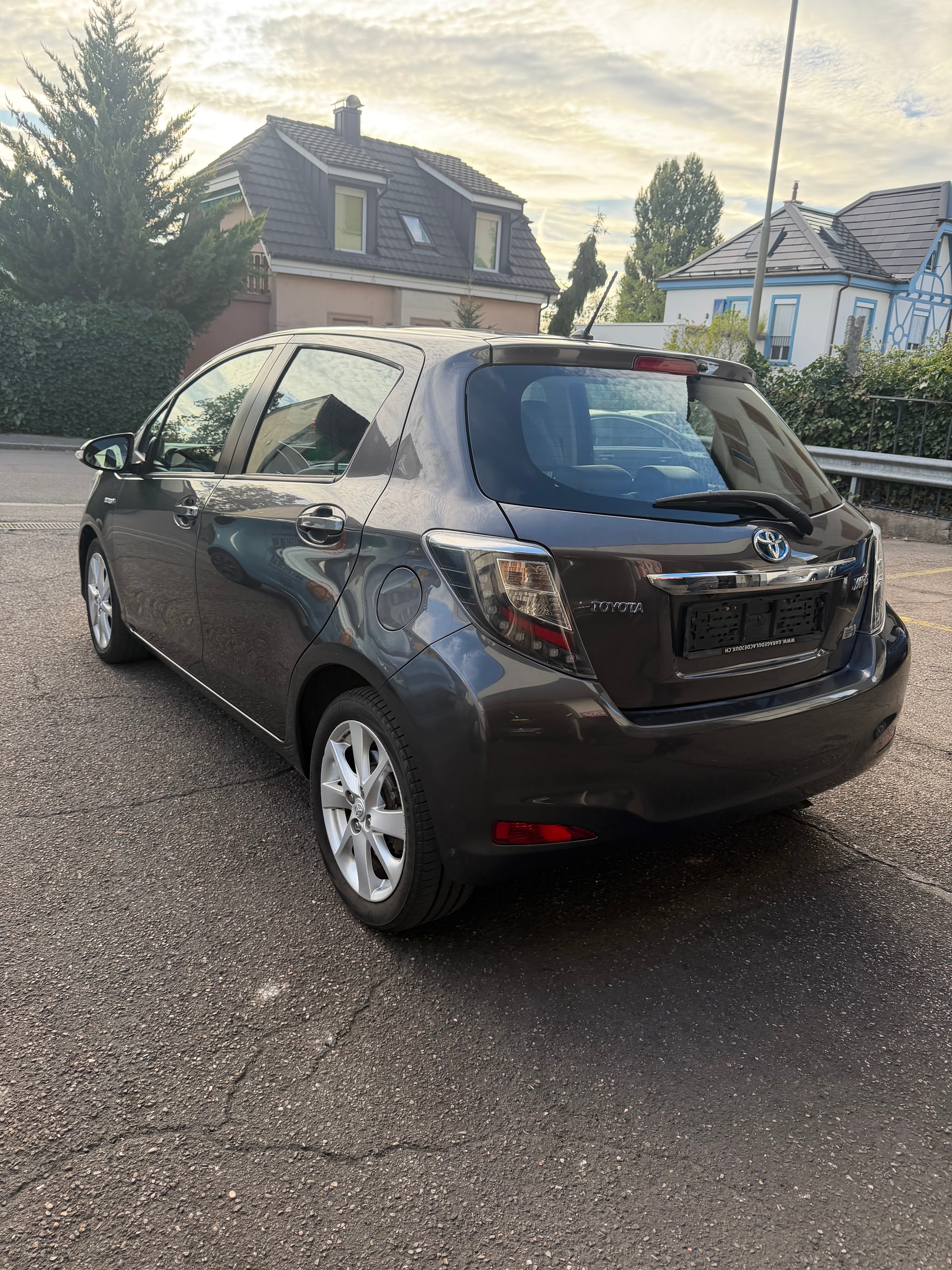 TOYOTA Yaris 1.5 VVT-i Hybrid Sol Premium CVT-image-5