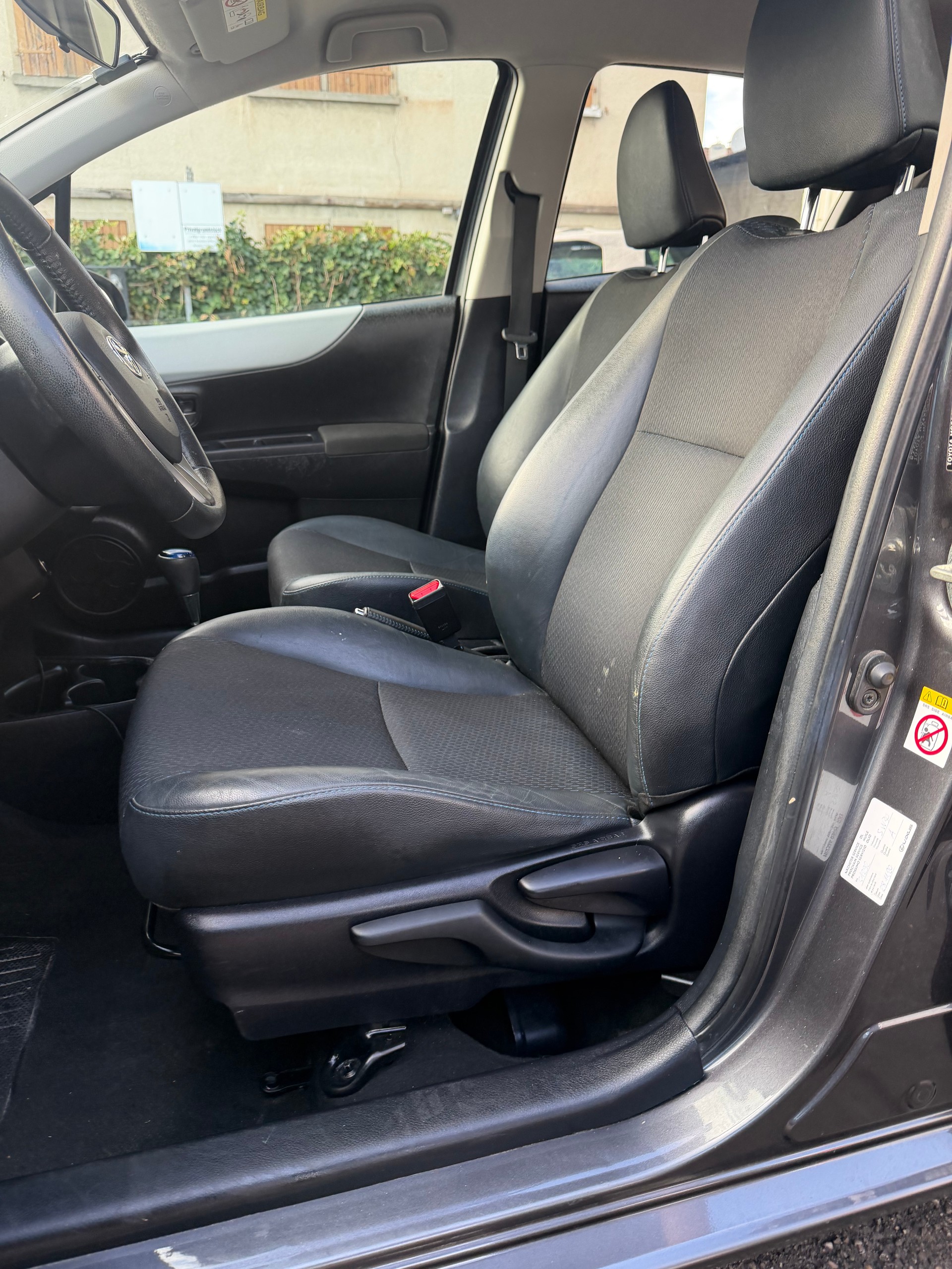 TOYOTA Yaris 1.5 VVT-i Hybrid Sol Premium CVT-image-10