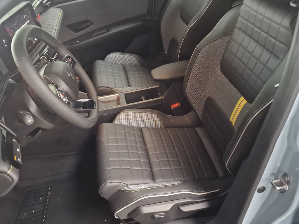 RENAULT R4 E-Tech Comfort Range iconic-image-3