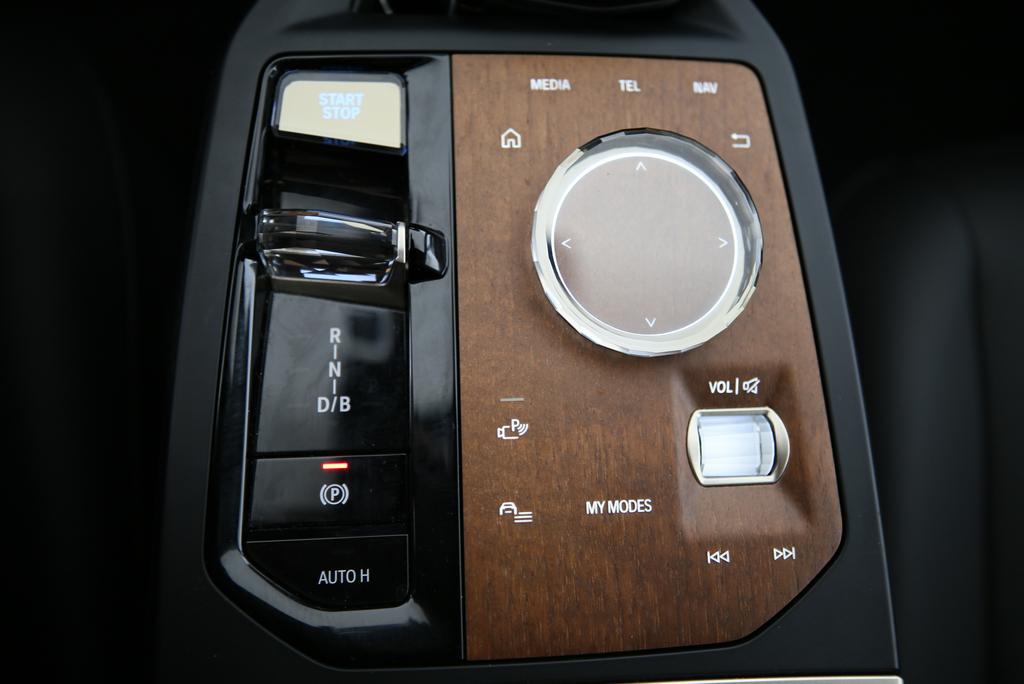 BMW iX xDrive40-image-10