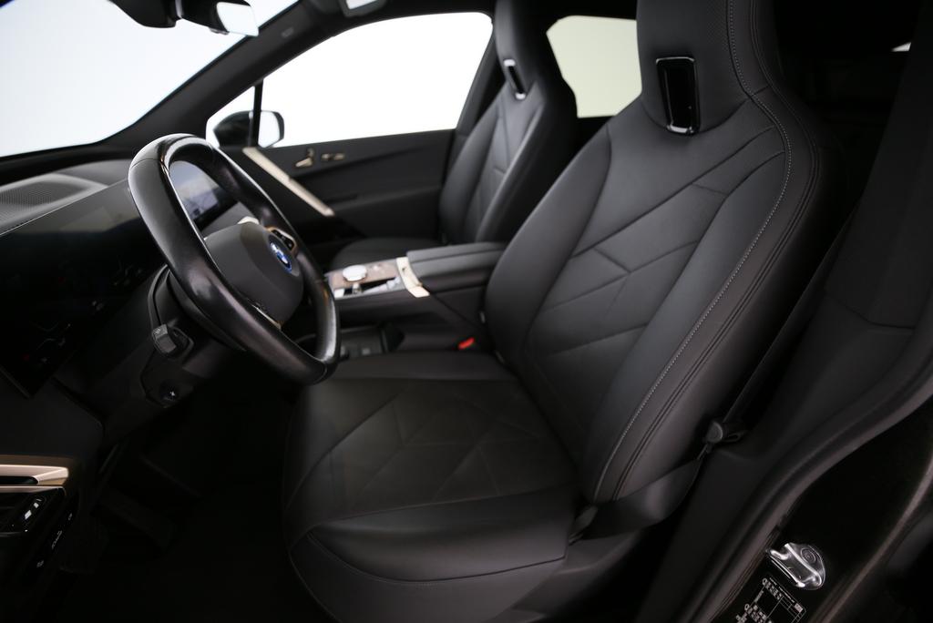 BMW iX xDrive40-image-2
