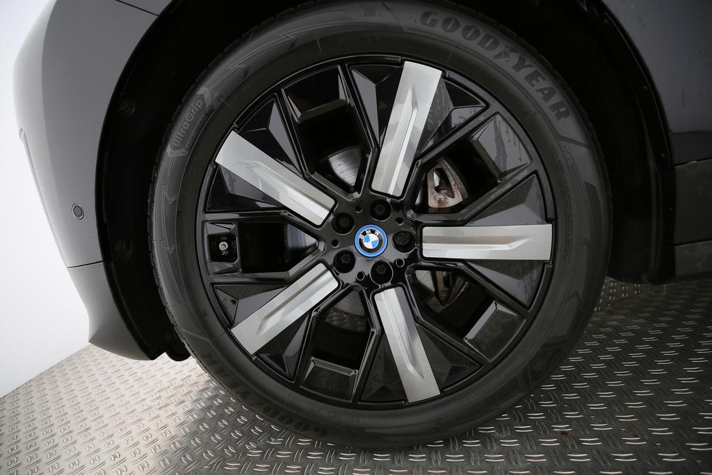 BMW iX xDrive40-image-21