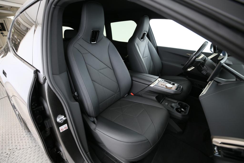 BMW iX xDrive40-image-13