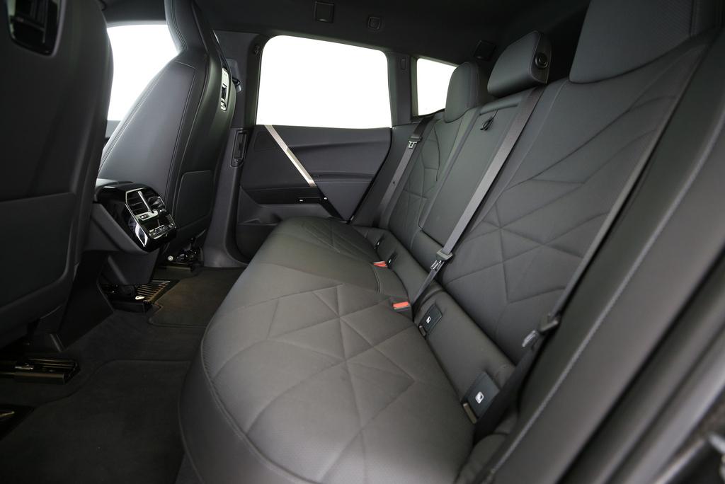 BMW iX xDrive40-image-12