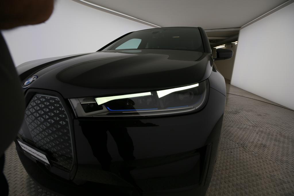 BMW iX xDrive40-image-16