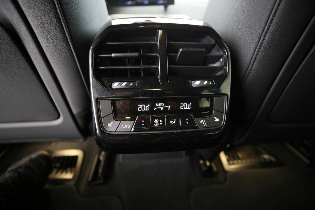 BMW iX xDrive40-image-18