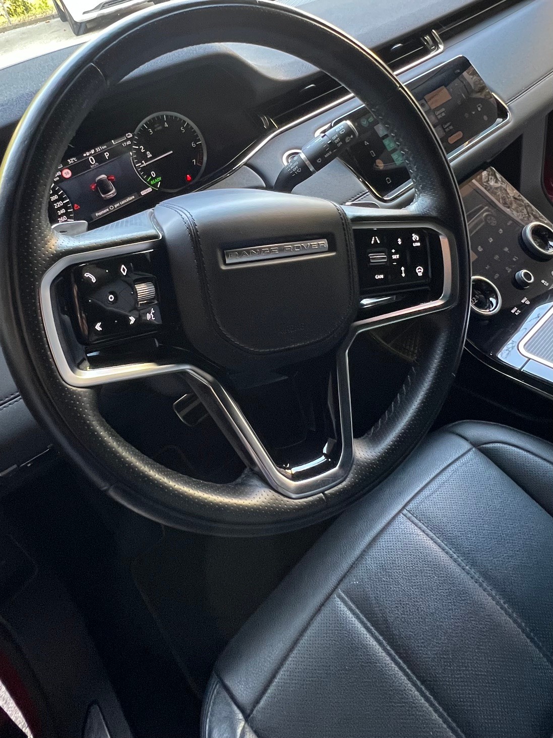 LAND ROVER 1.5 T 300e R-Dynamic SE-image-3