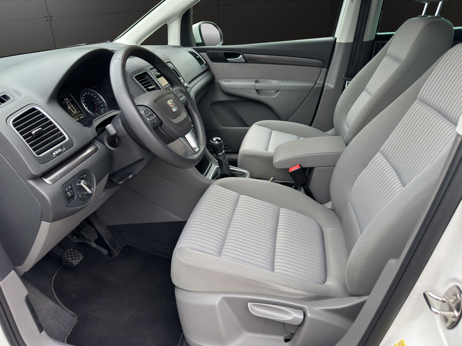 SEAT Alhambra 2.0 TDI 140 EcoM Reference-image-8