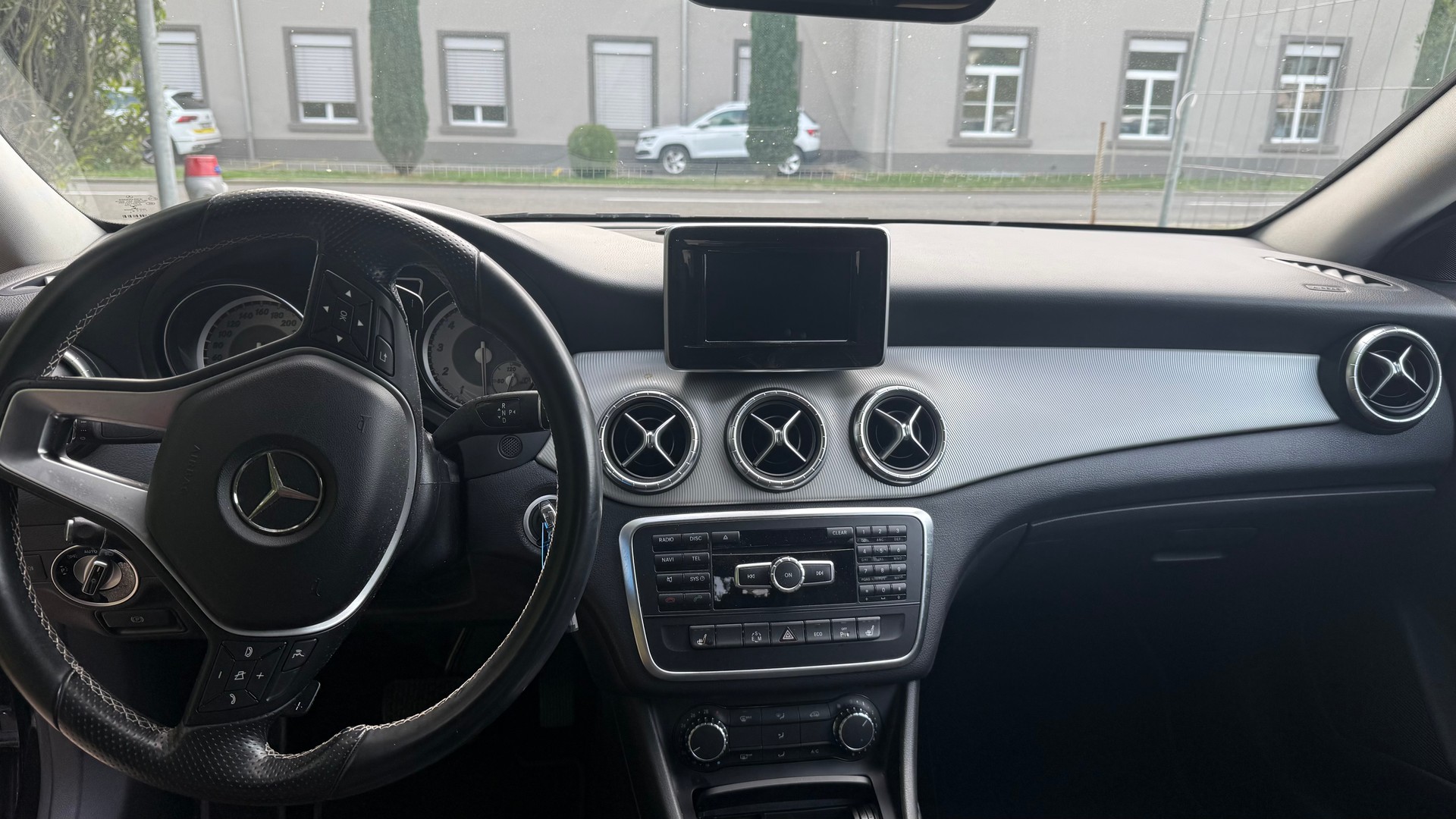 MERCEDES-BENZ CLA 200 Night Star 7G-DCT-image-4