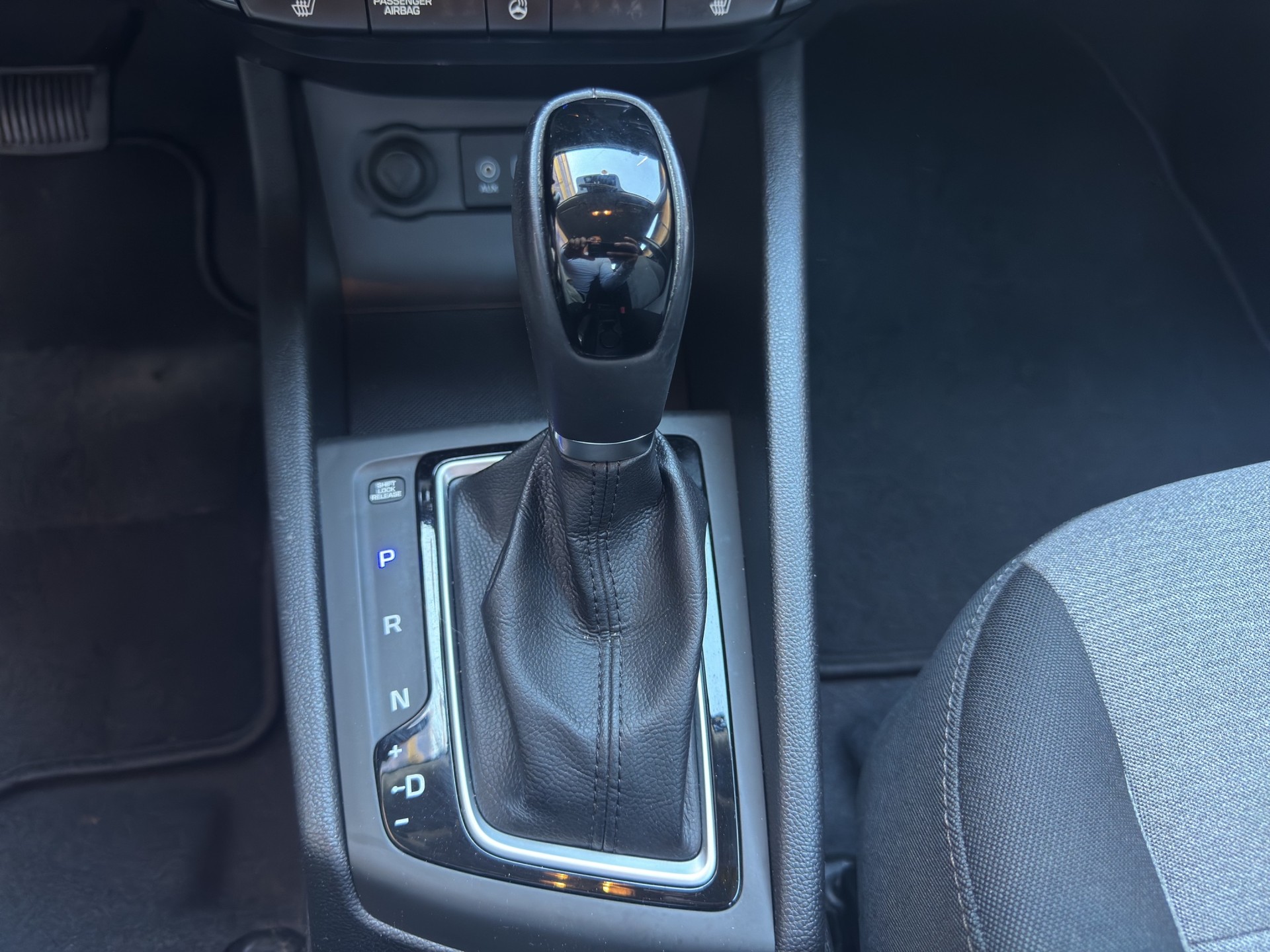 HYUNDAI i20 1.4 Amplia Automatic-image-12