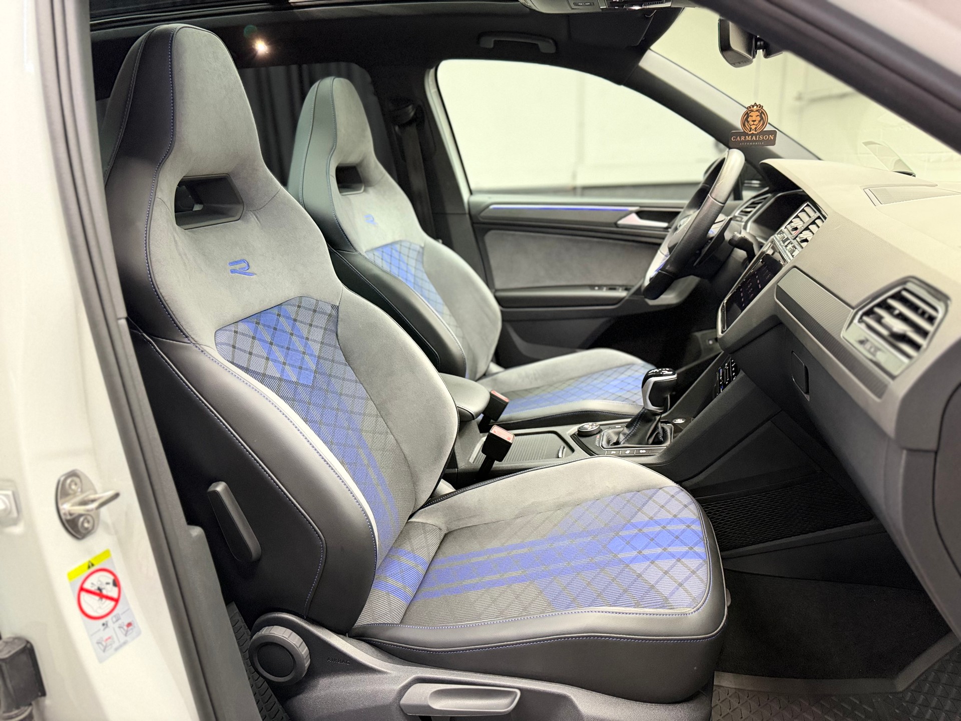 VW Tiguan 2.0TSI R 4Motion DSG | CH-Auto | Akrapovic | Panorama Glasdach | Carbon | 360° Kamera | Harman/Kardon | KW | AHK 2'2T-image-28