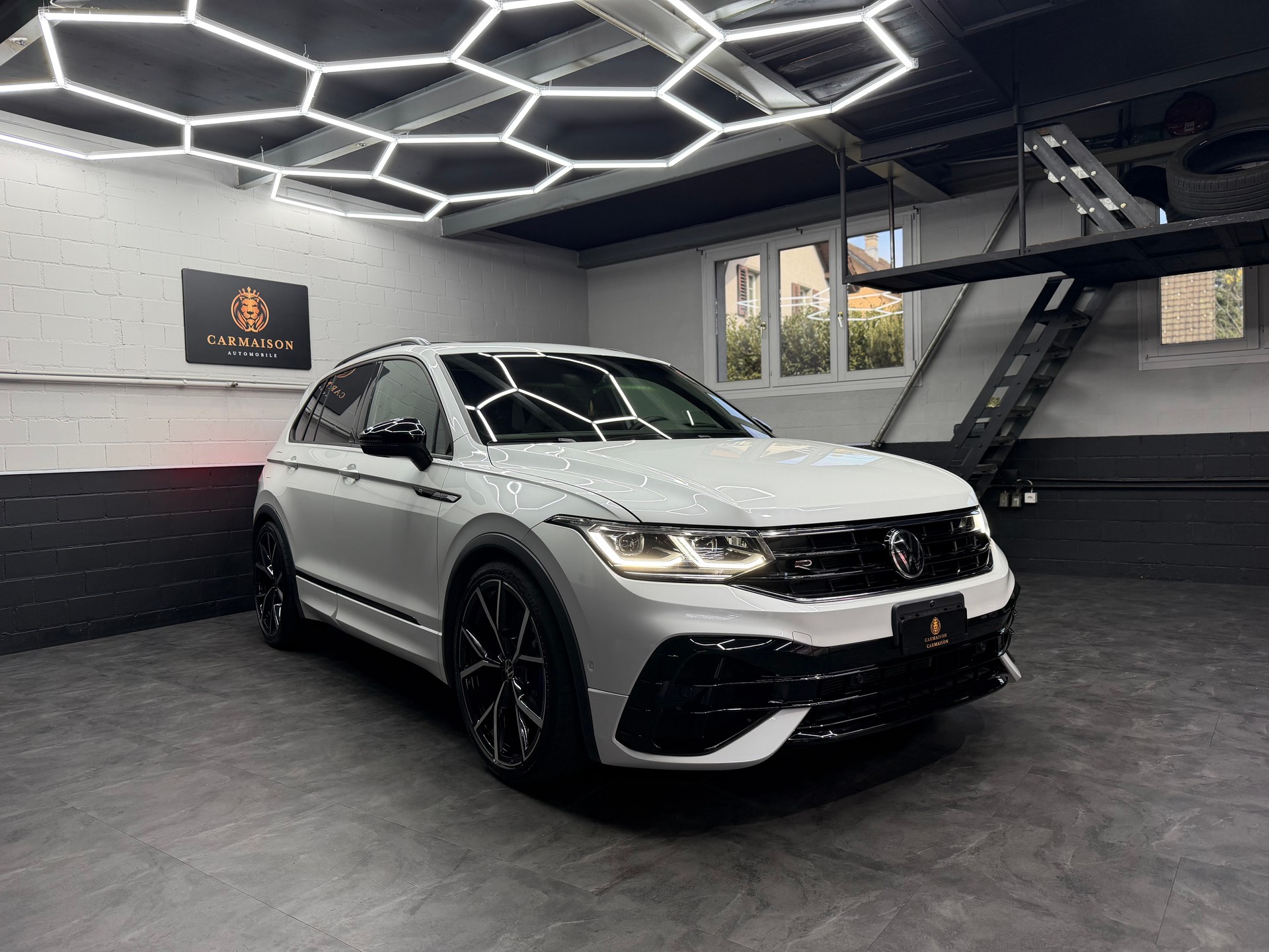 VW Tiguan 2.0TSI R 4Motion DSG | CH-Auto | Akrapovic | Panorama Glasdach | Carbon | 360° Kamera | Harman/Kardon | KW | AHK 2'2T