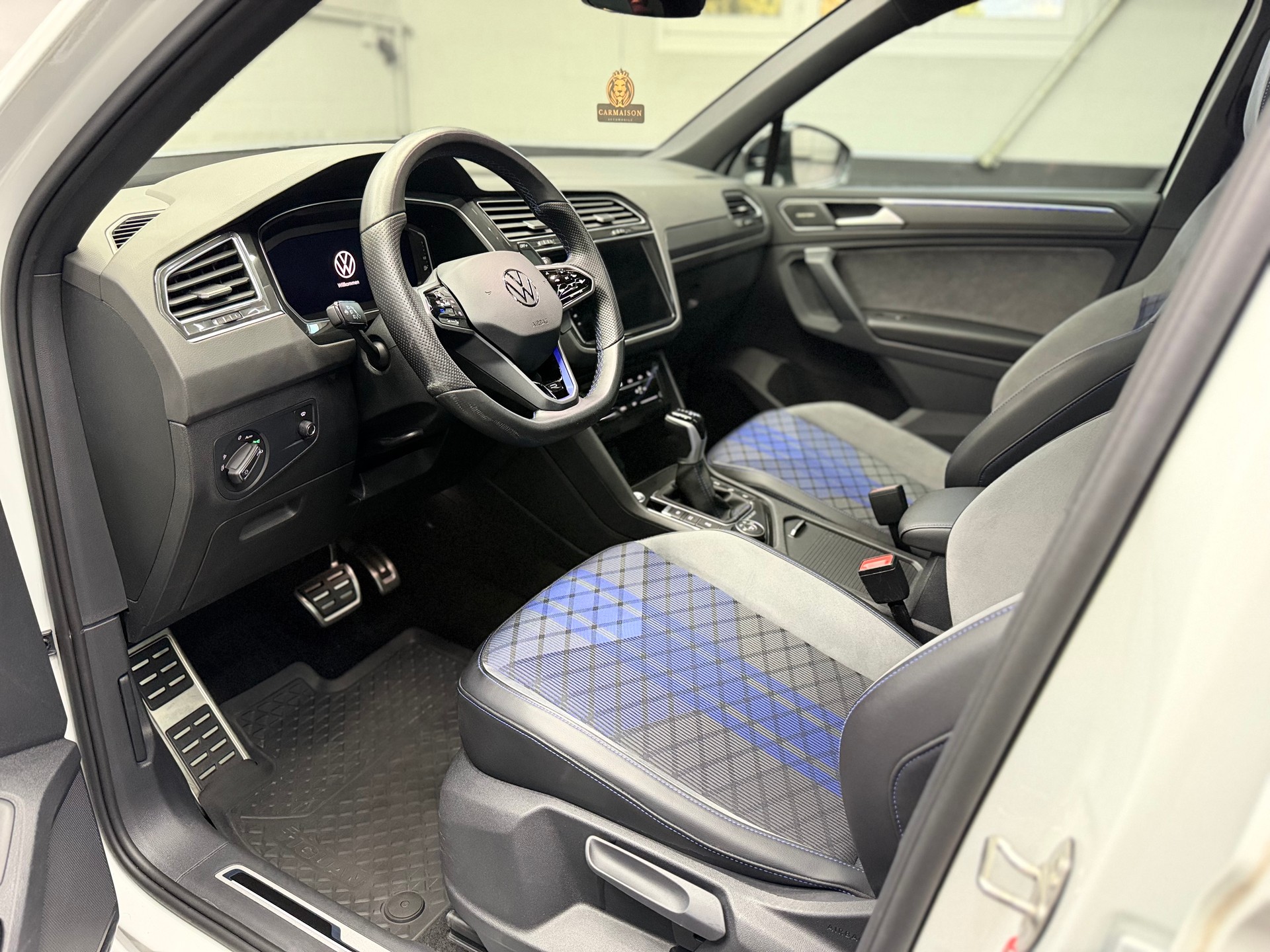 VW Tiguan 2.0TSI R 4Motion DSG | CH-Auto | Akrapovic | Panorama Glasdach | Carbon | 360° Kamera | Harman/Kardon | KW | AHK 2'2T-image-14