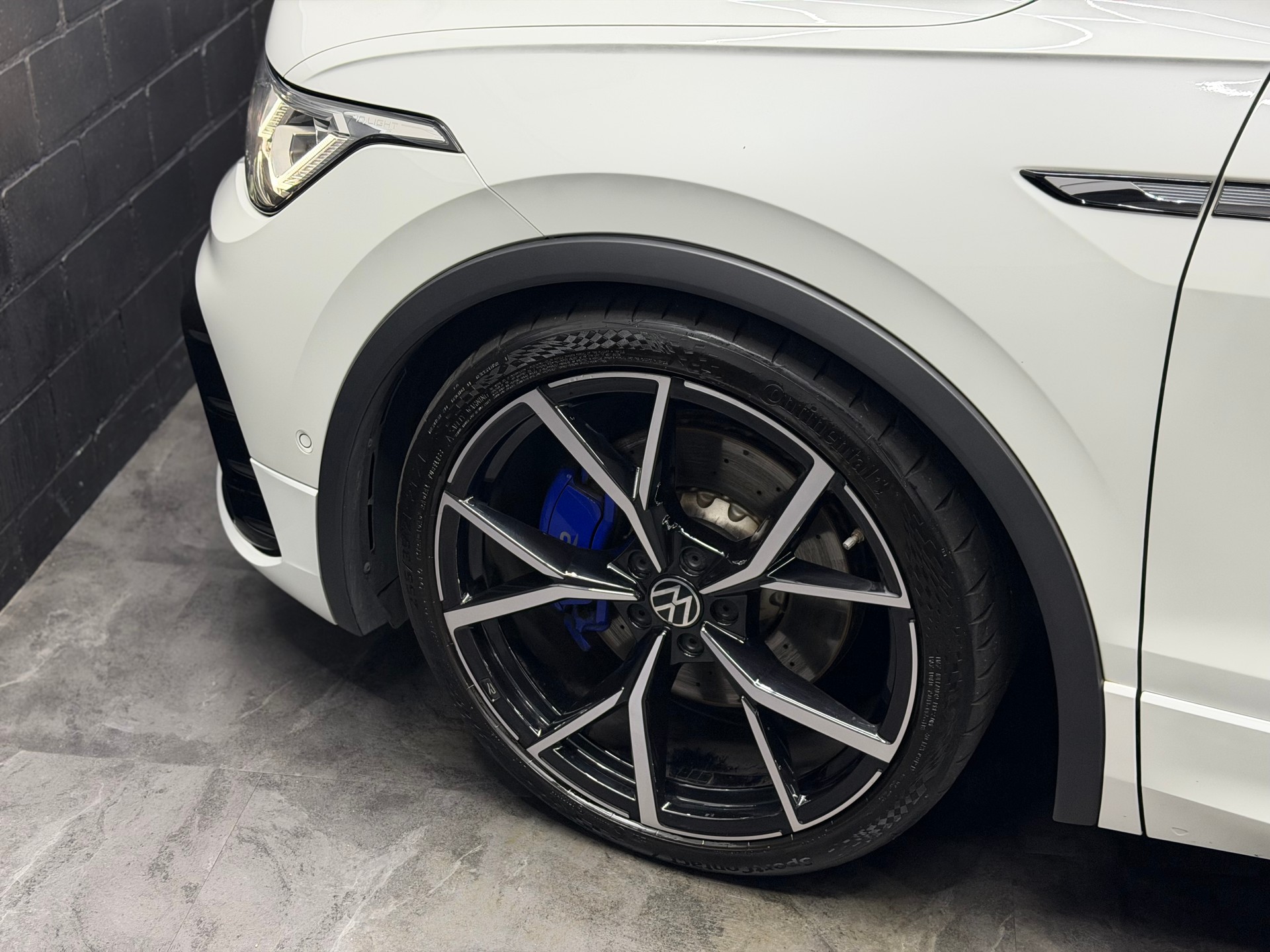 VW Tiguan 2.0TSI R 4Motion DSG | CH-Auto | Akrapovic | Panorama Glasdach | Carbon | 360° Kamera | Harman/Kardon | KW | AHK 2'2T-image-11