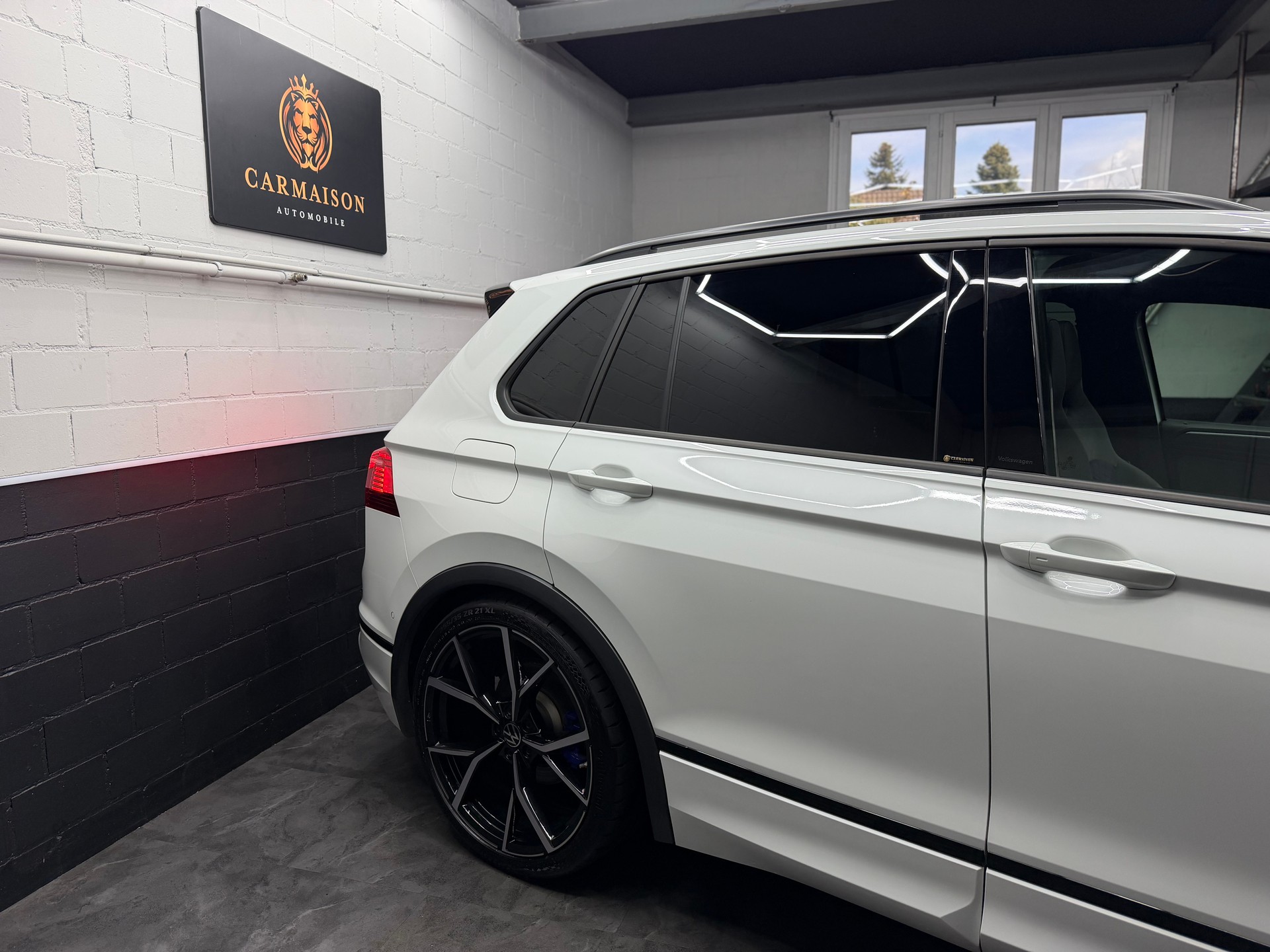 VW Tiguan 2.0TSI R 4Motion DSG | CH-Auto | Akrapovic | Panorama Glasdach | Carbon | 360° Kamera | Harman/Kardon | KW | AHK 2'2T-image-4