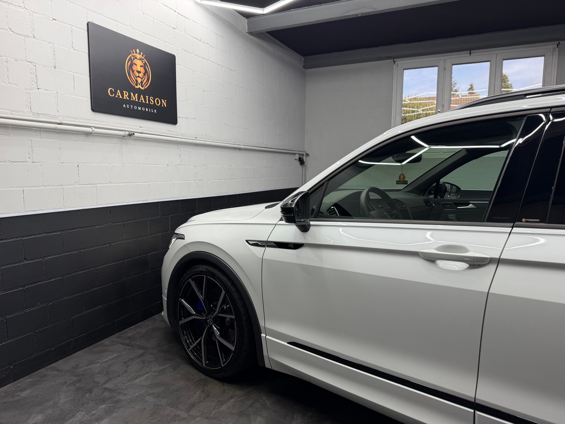 VW Tiguan 2.0TSI R 4Motion DSG | CH-Auto | Akrapovic | Panorama Glasdach | Carbon | 360° Kamera | Harman/Kardon | KW | AHK 2'2T-image-10