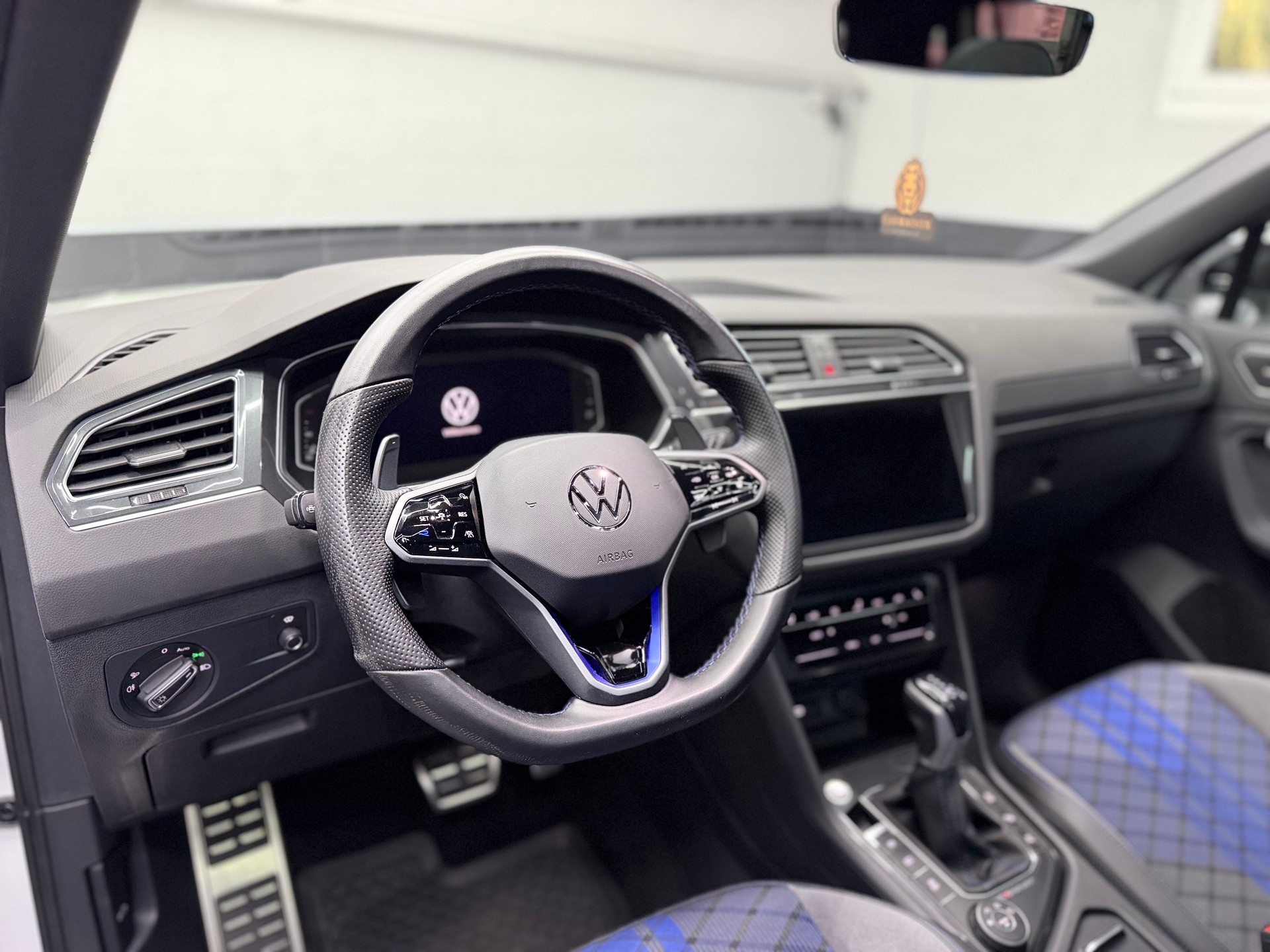 VW Tiguan 2.0TSI R 4Motion DSG | CH-Auto | Akrapovic | Panorama Glasdach | Carbon | 360° Kamera | Harman/Kardon | KW | AHK 2'2T-image-15