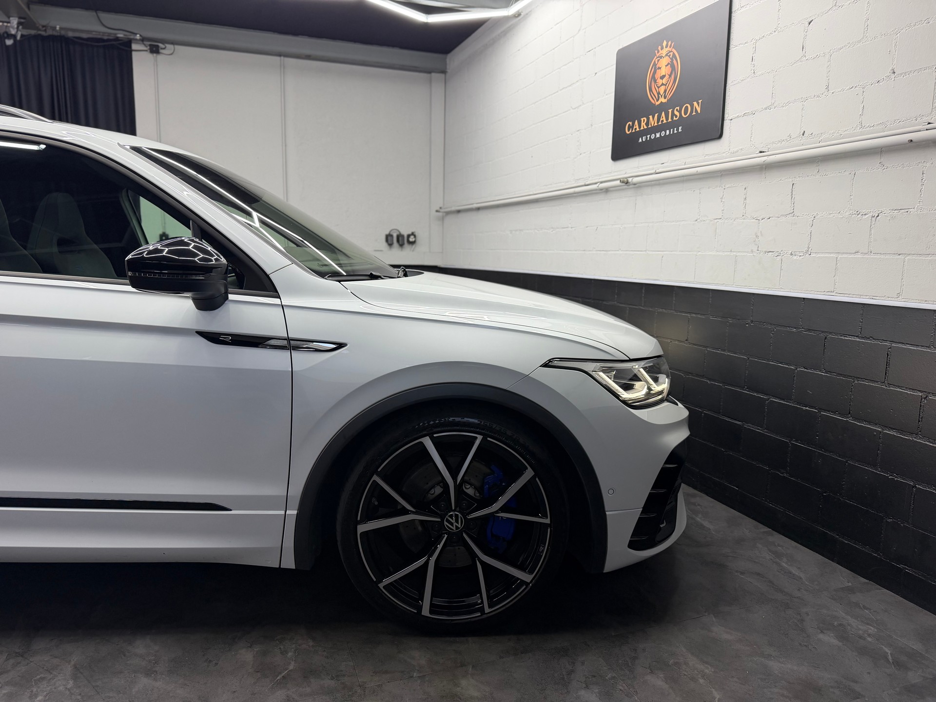 VW Tiguan 2.0TSI R 4Motion DSG | CH-Auto | Akrapovic | Panorama Glasdach | Carbon | 360° Kamera | Harman/Kardon | KW | AHK 2'2T-image-9