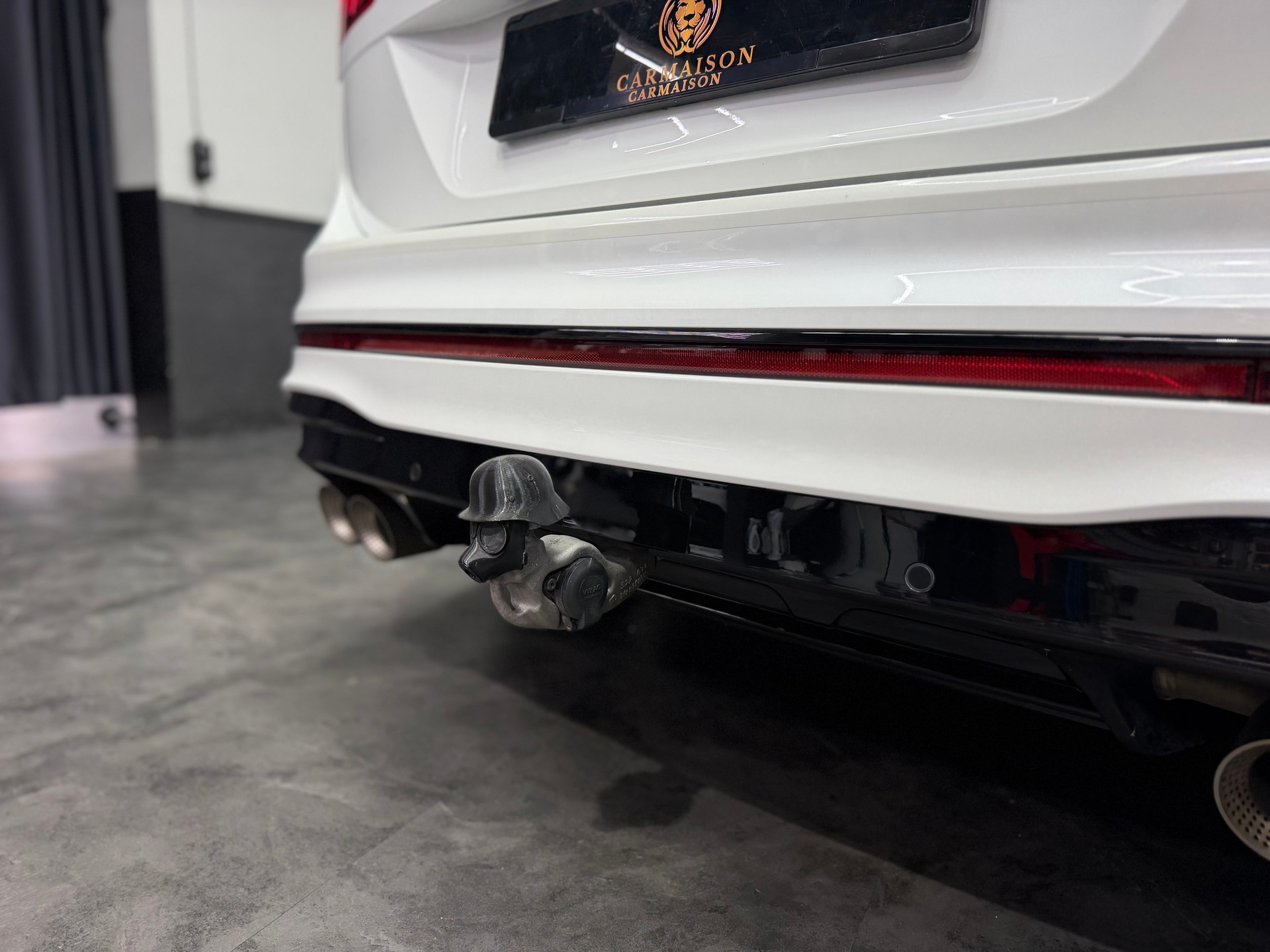 VW Tiguan 2.0TSI R 4Motion DSG | CH-Auto | Akrapovic | Panorama Glasdach | Carbon | 360° Kamera | Harman/Kardon | KW | AHK 2'2T-image-32
