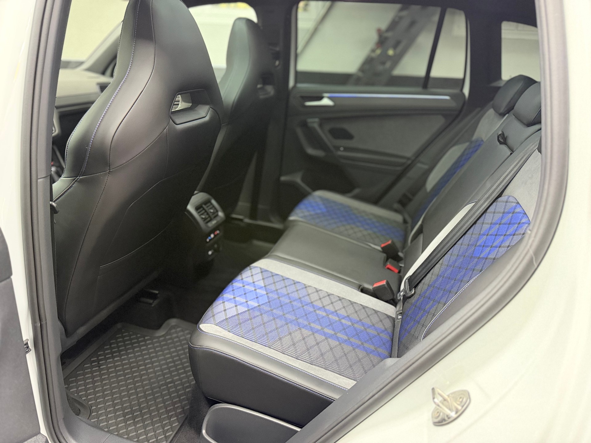 VW Tiguan 2.0TSI R 4Motion DSG | CH-Auto | Akrapovic | Panorama Glasdach | Carbon | 360° Kamera | Harman/Kardon | KW | AHK 2'2T-image-17