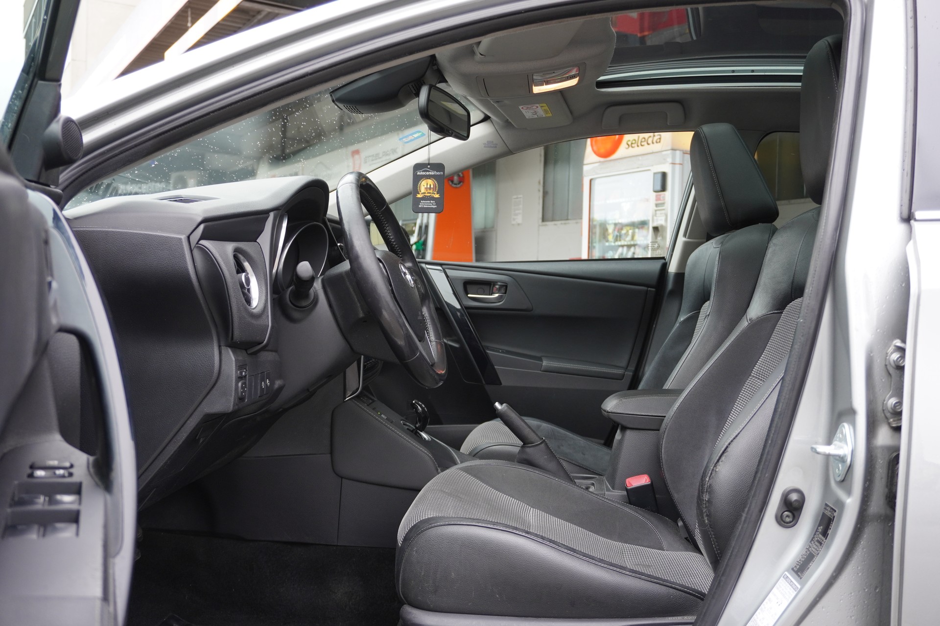 TOYOTA Auris Touring Sports 1.8 HSD Style e-CVT-image-8
