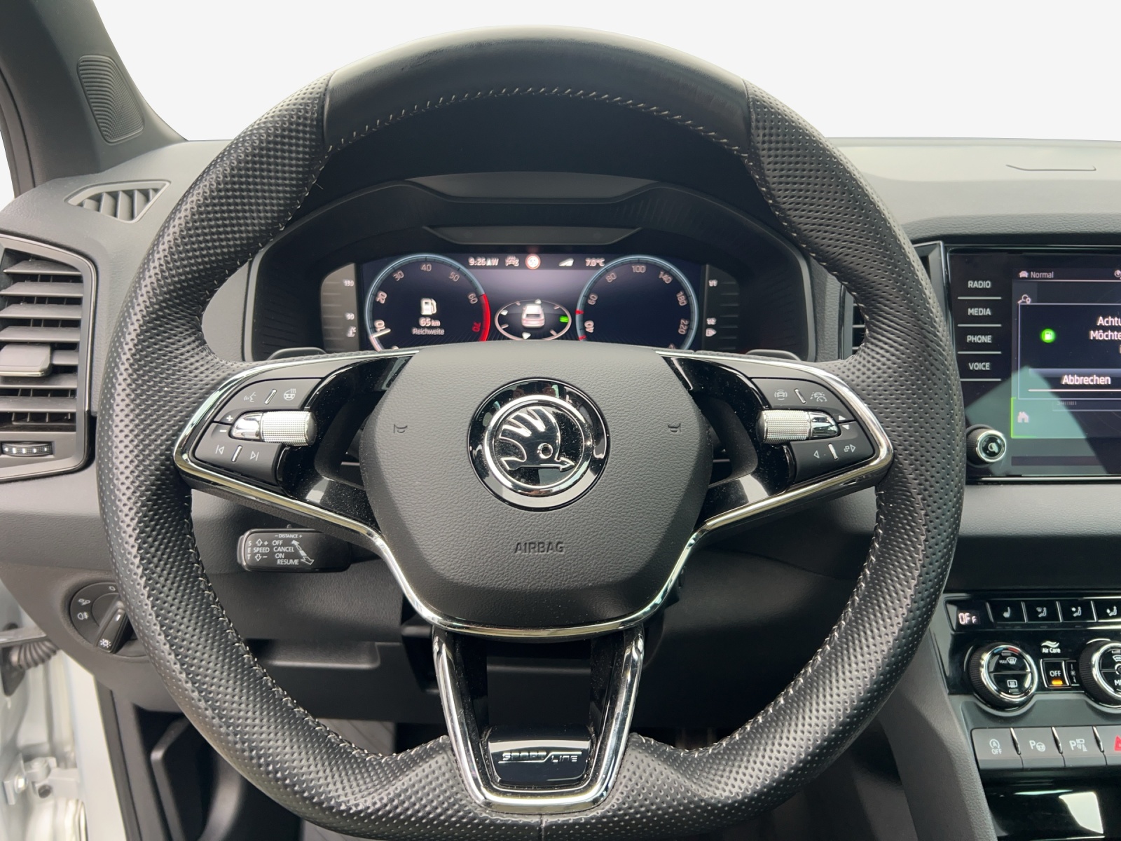 SKODA Karoq 1.5 TSI SportLine DSG-image-9