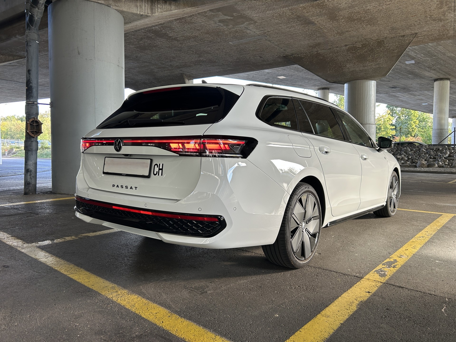 VW Passat Variant 2.0 TDI evo R-Line DSG 4 Motion-image-5
