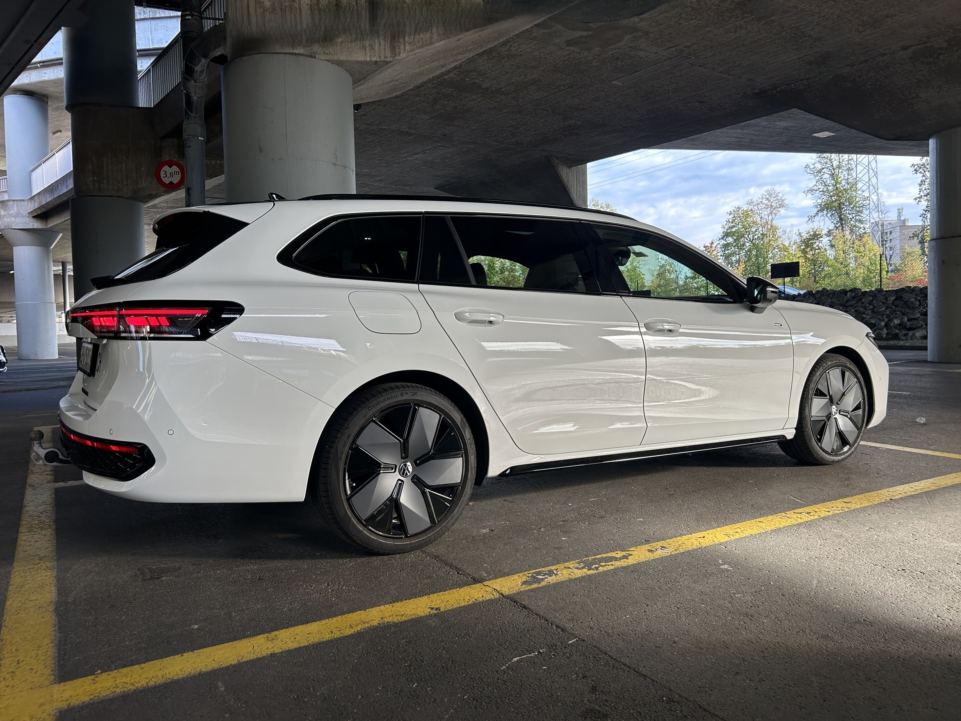 VW Passat Variant 2.0 TDI evo R-Line DSG 4 Motion-image-4