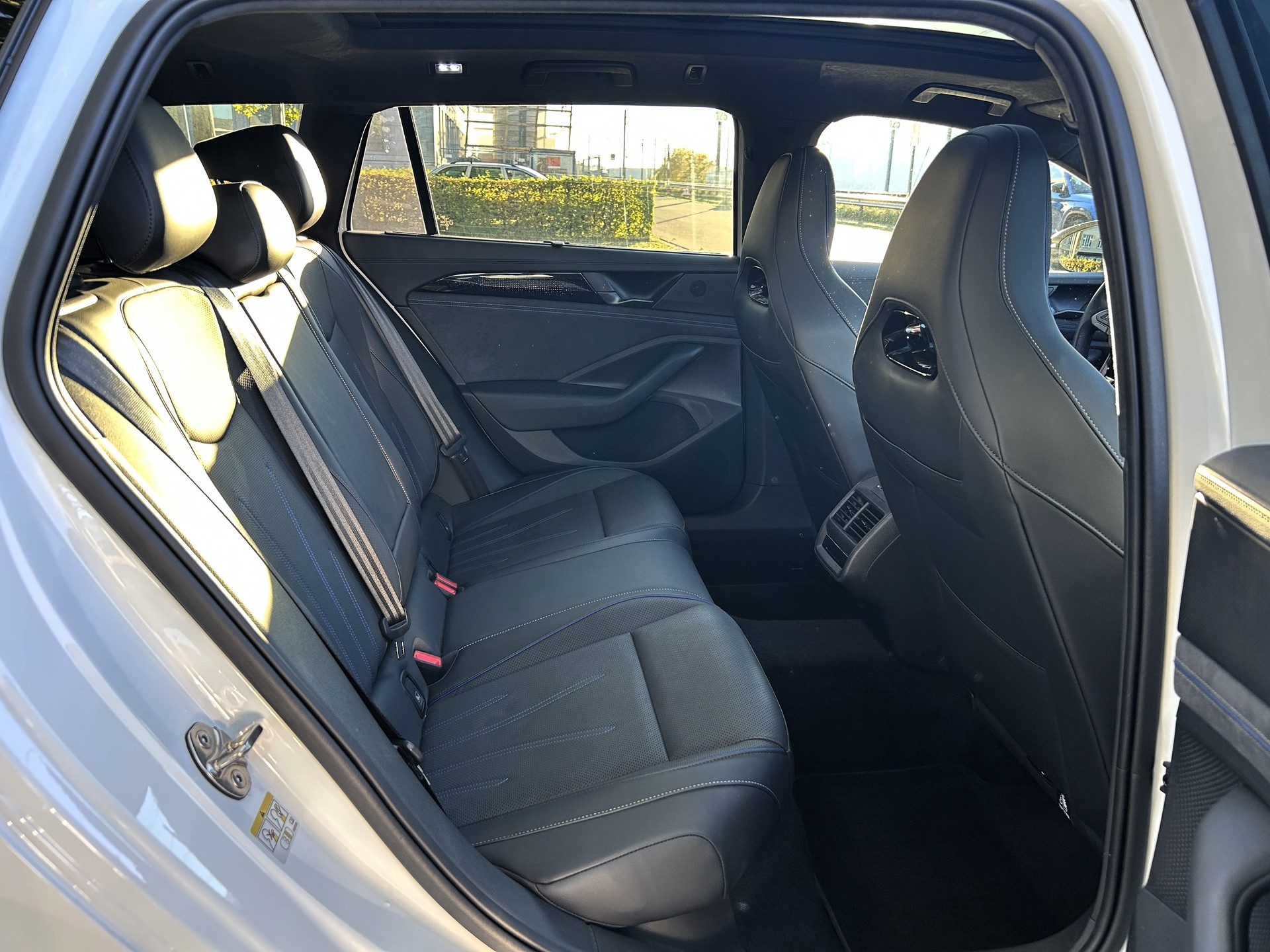 VW Passat Variant 2.0 TDI evo R-Line DSG 4 Motion-image-15