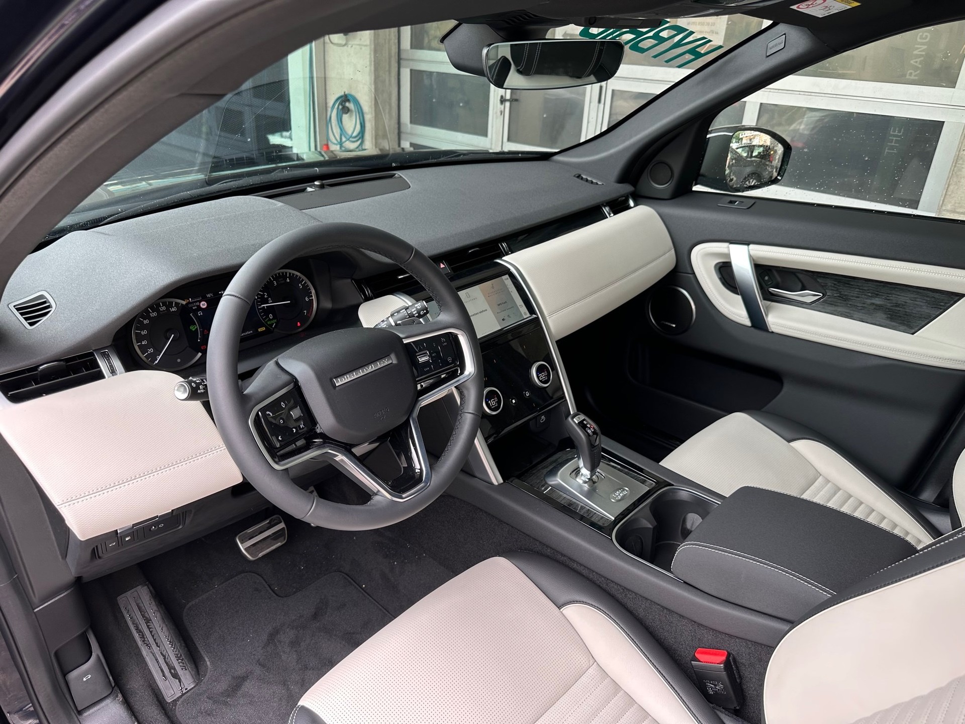 LAND ROVER Discovery Sport R Dyn P300e 1.5 PHEV S AT8-image-6