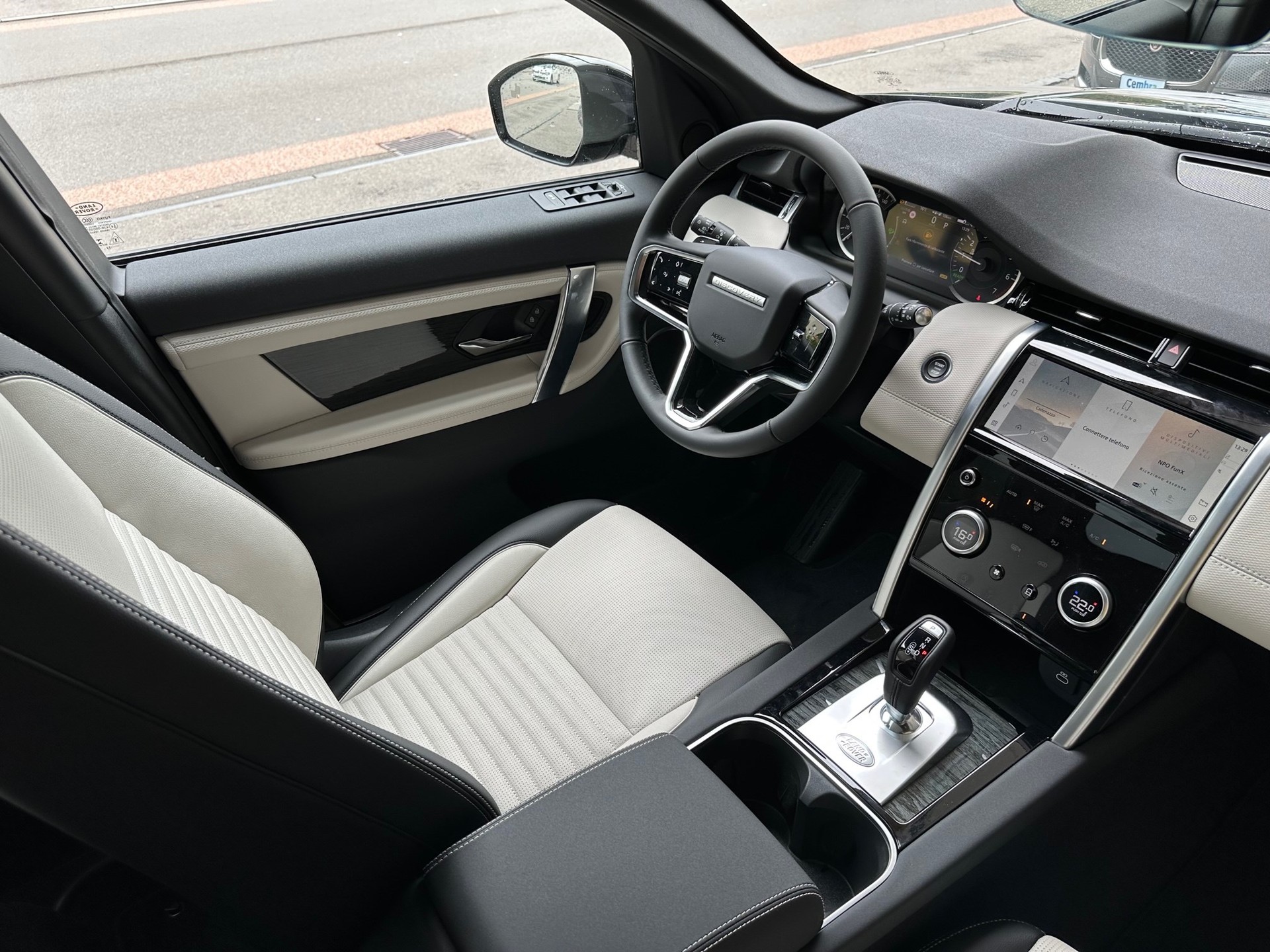 LAND ROVER Discovery Sport R Dyn P300e 1.5 PHEV S AT8-image-8