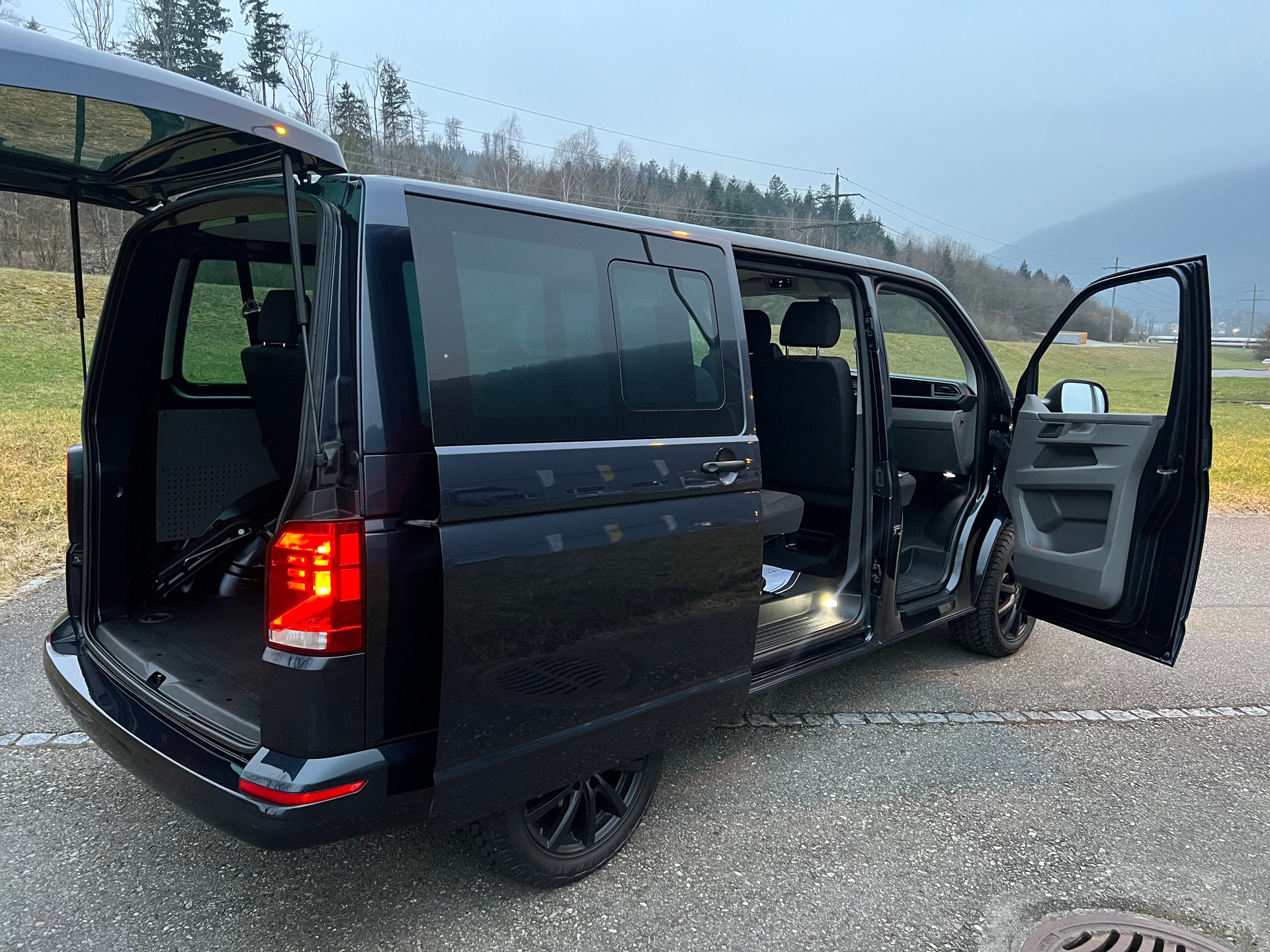 VW VW BUS 9 PLÄTZER AUTOMAT DSG  T6.1 2.0 TDI . CH WAGEN. GEPFLEGT. LEASING AB 499.--image-23