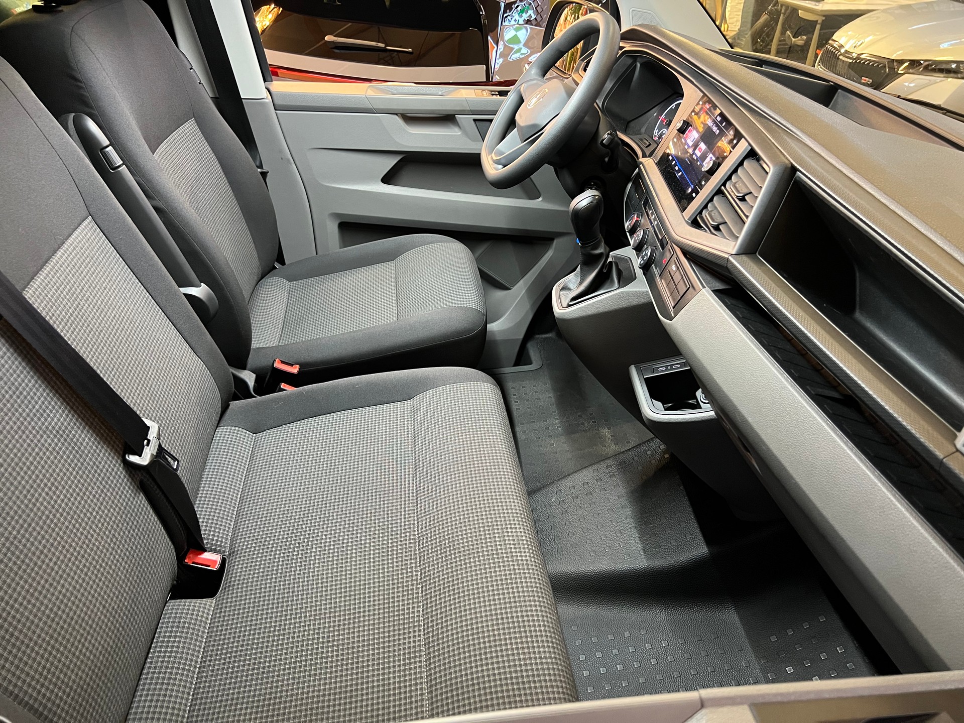 VW VW BUS 9 PLÄTZER AUTOMAT DSG  T6.1 2.0 TDI . CH WAGEN. GEPFLEGT. LEASING AB 499.--image-24