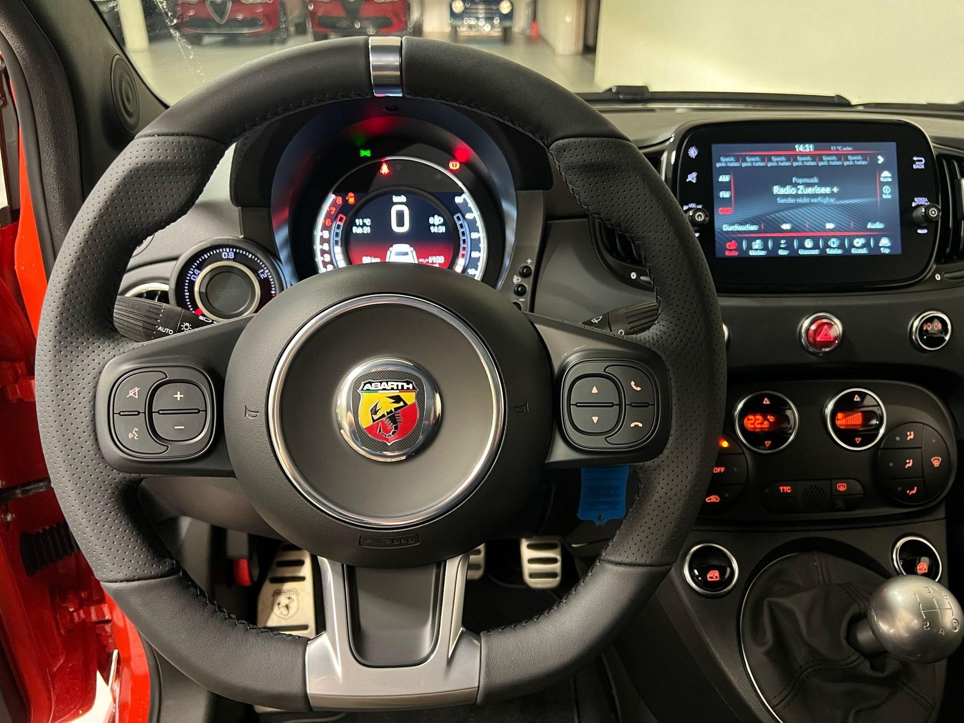 FIAT 500 595 Abarth 1.4 T-Jet 165 Grand Prix Edition-image-6