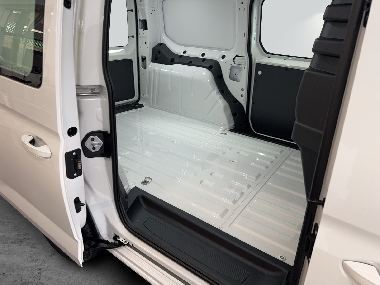 VW Caddy Cargo 2.0TDI Maxi DSG-image-11
